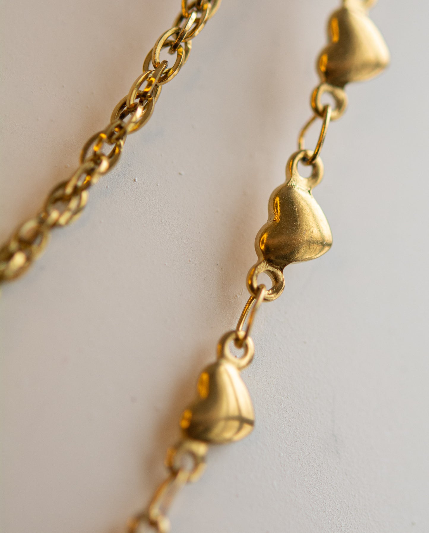 Brassière en cristaux et chaînes en acier inoxydable plaqué or, breloque cœur en émail 18k