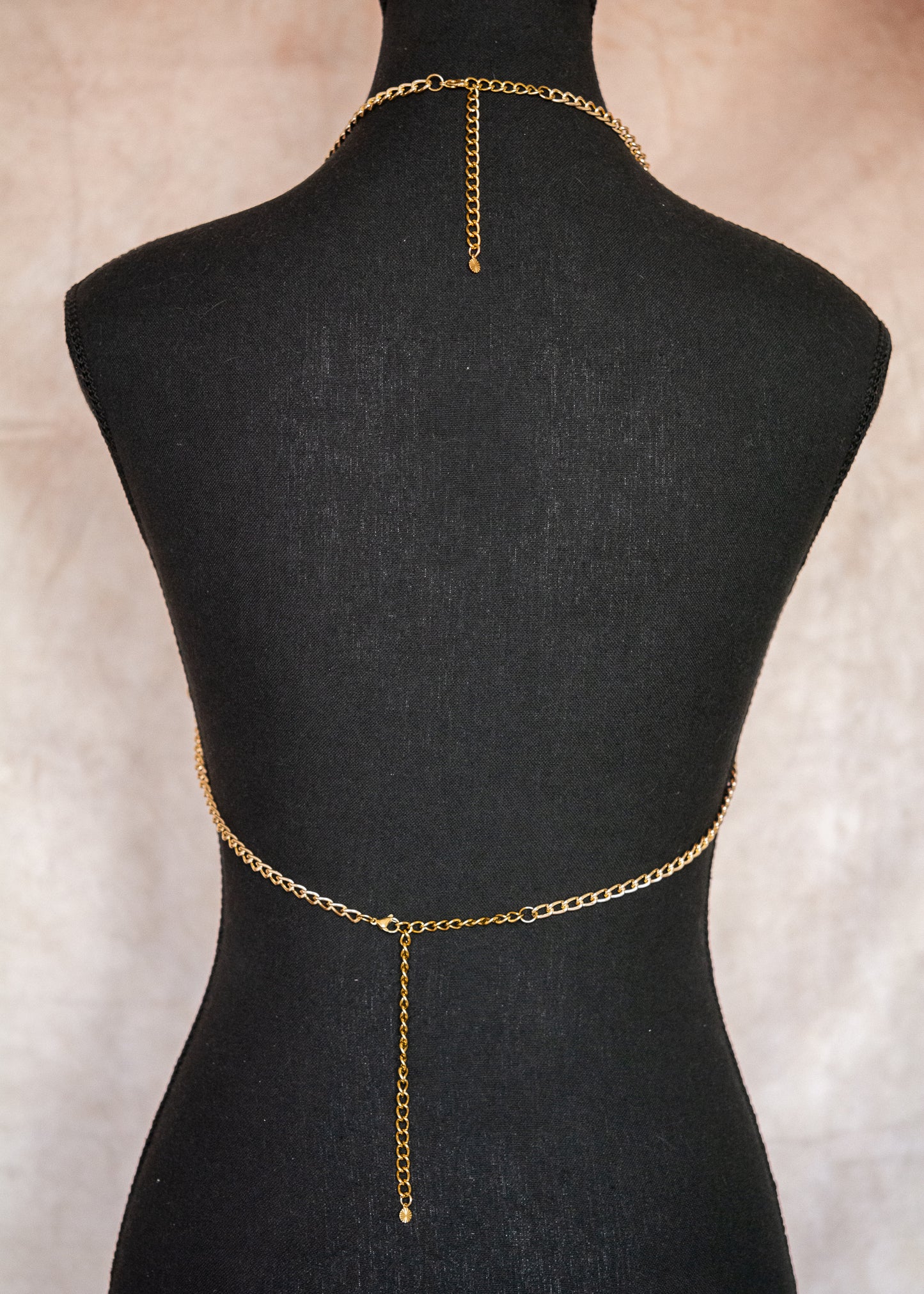 Brassière en cristaux rouges et chaînes d'acier inoxydable et aluminium dorés, pièce statement parfaite pour les festivals, soirées ou looks bohèmes sophistiqués.