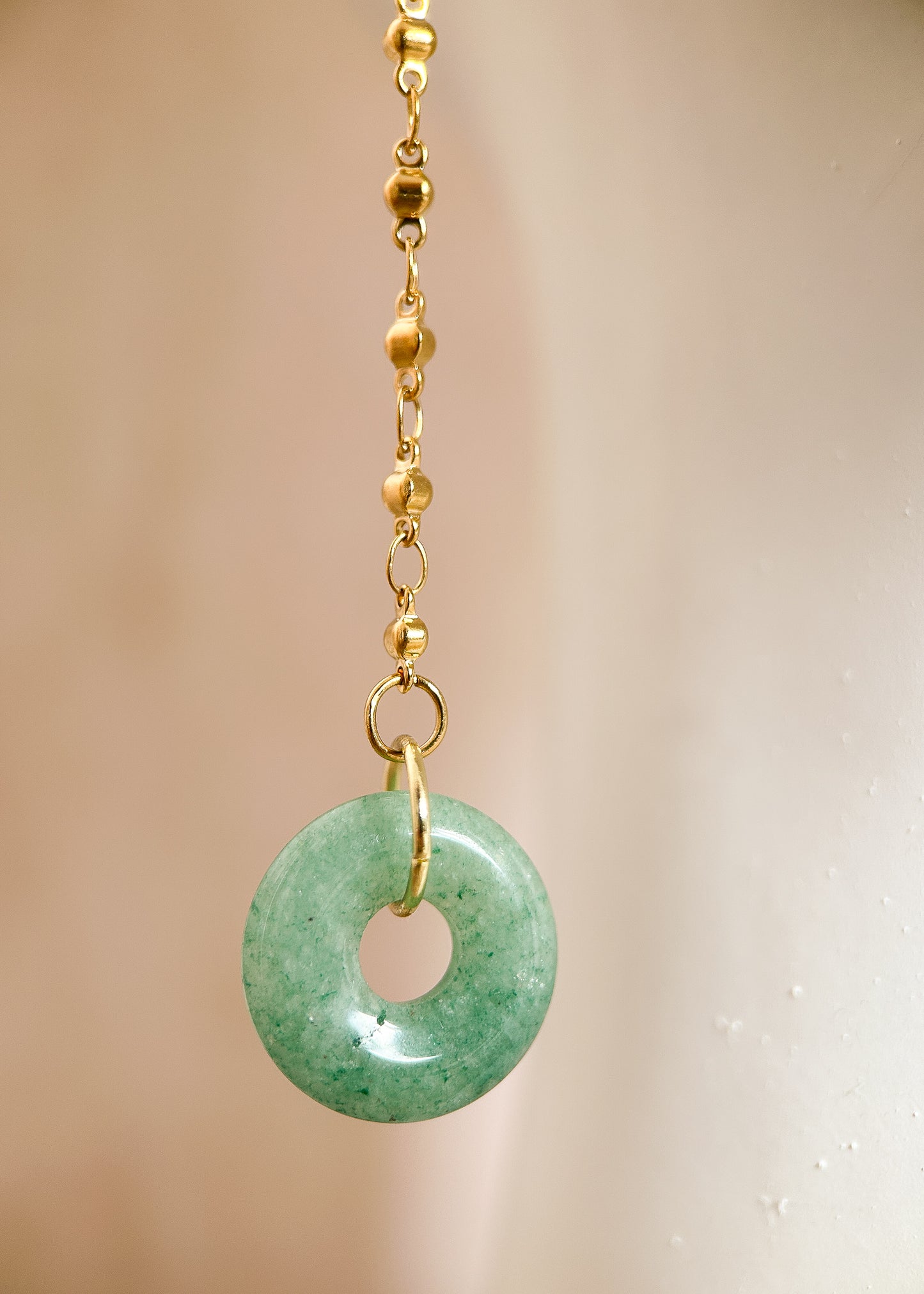 Chaîne de visage en acier inoxydable plaqué or et disques de pierre d'aventurine. Fait main à Montréal. Bijou facial festival, photoshoot, boho. Bijou doré tribal alternatif.