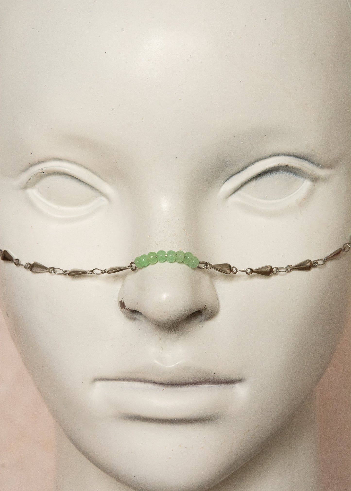 Chaîne de visage unisexe en acier argenté, avec jade verte sur le nez et aux extrémités. Bijou fluide et mystique, inspiré des divinités serpentines.