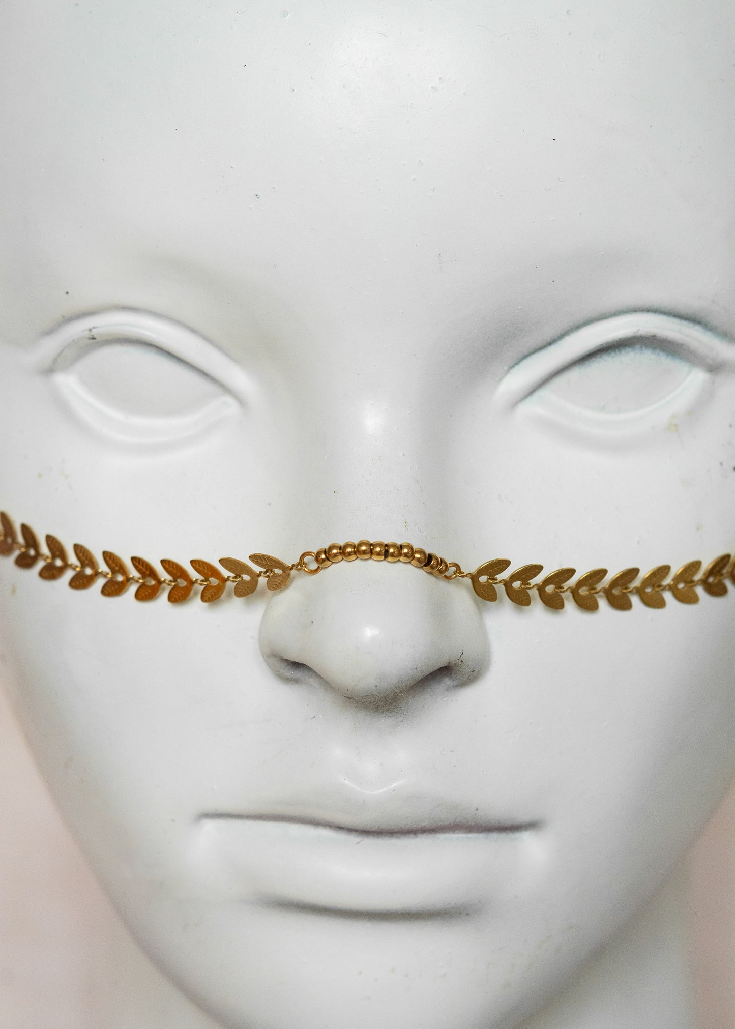 Chaîne de visage en acier inoxydable doré, motif feuille, pendentifs corne. Bijou facial boho chic nature et talisman. Festival, costume, événement...