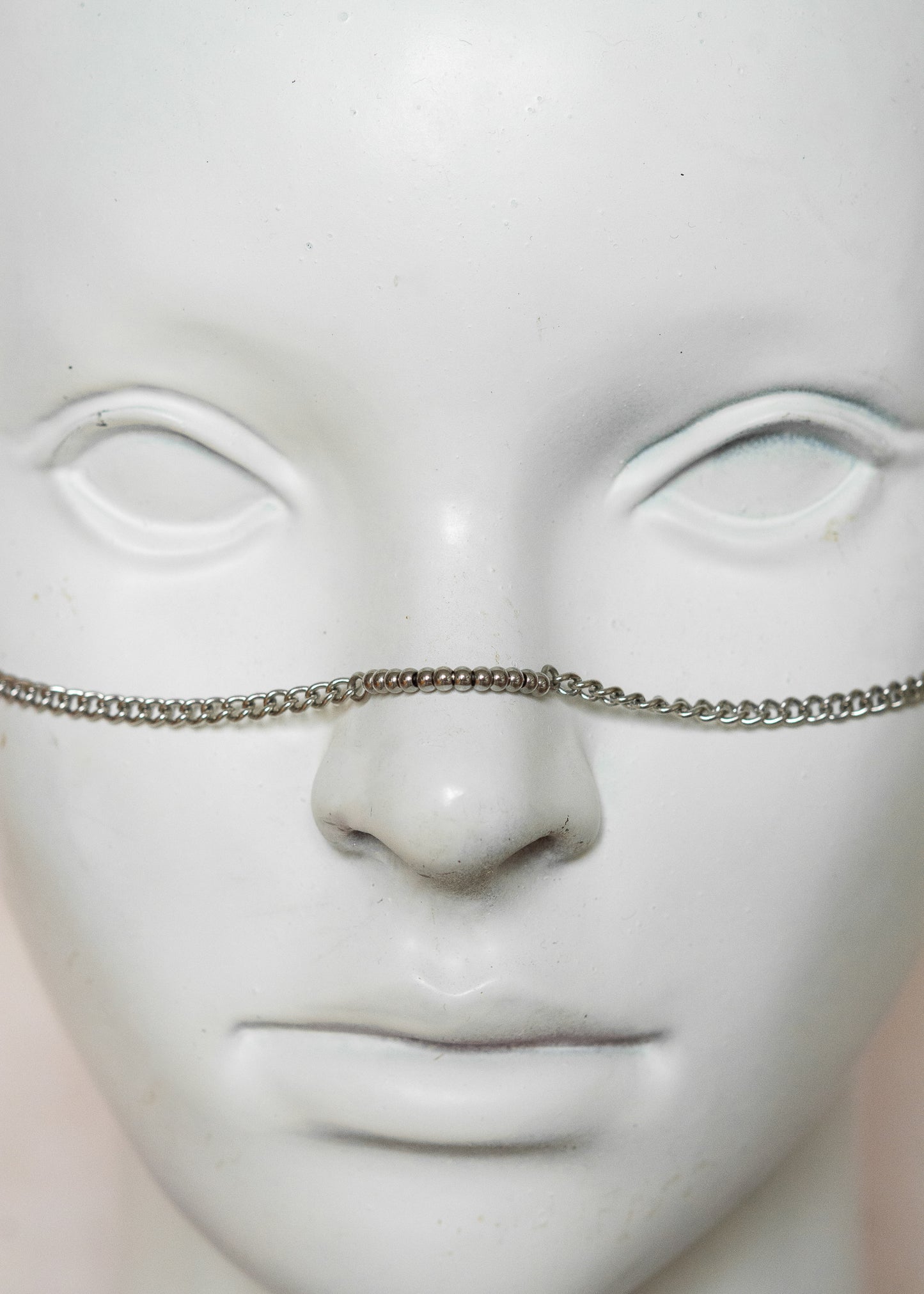 Chaîne de visage en acier inoxydable argenté, billes d’acier et ailes argentées. Bijou minimaliste et élégant.