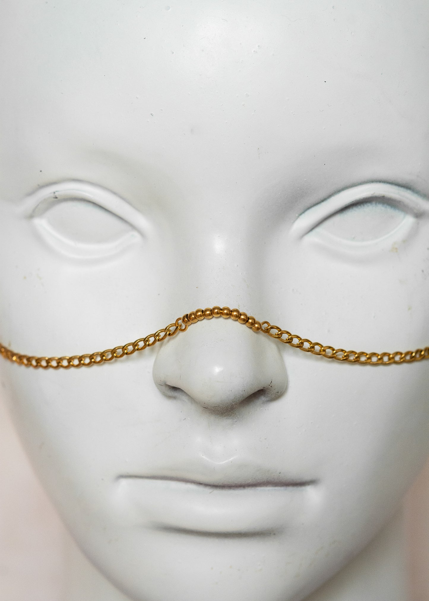 Chaîne de visage en acier inoxydable doré, mailles classiques. Bijou intemporel, pour look boho chic.