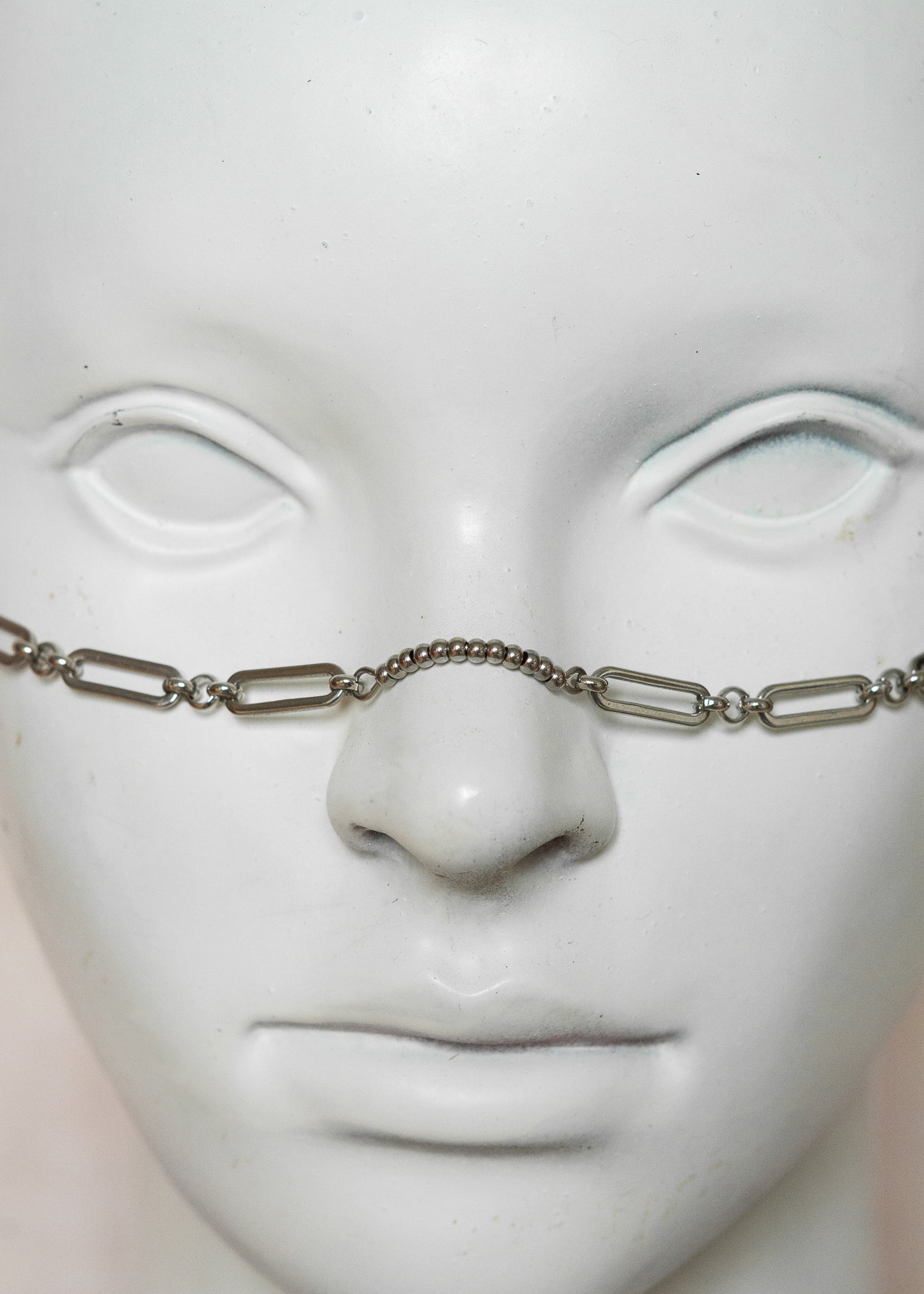 Chaîne de visage en acier inoxydable argenté, maillage géométrique, billes d’acier et pierres de lave. Bijou guerrier et audacieux.