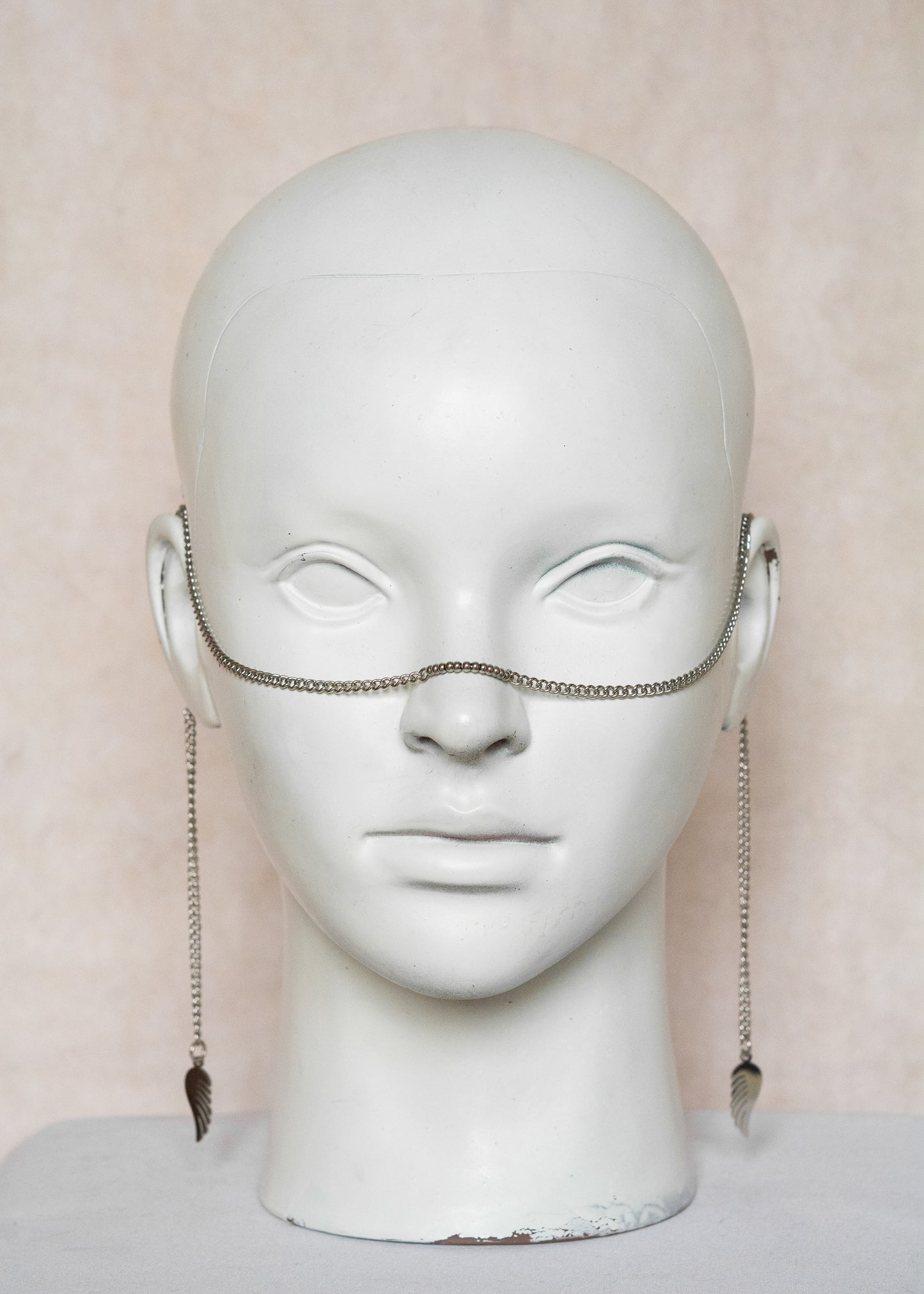 Chaîne de visage en acier inoxydable argenté, billes d’acier et ailes argentées. Bijou minimaliste et élégant.
