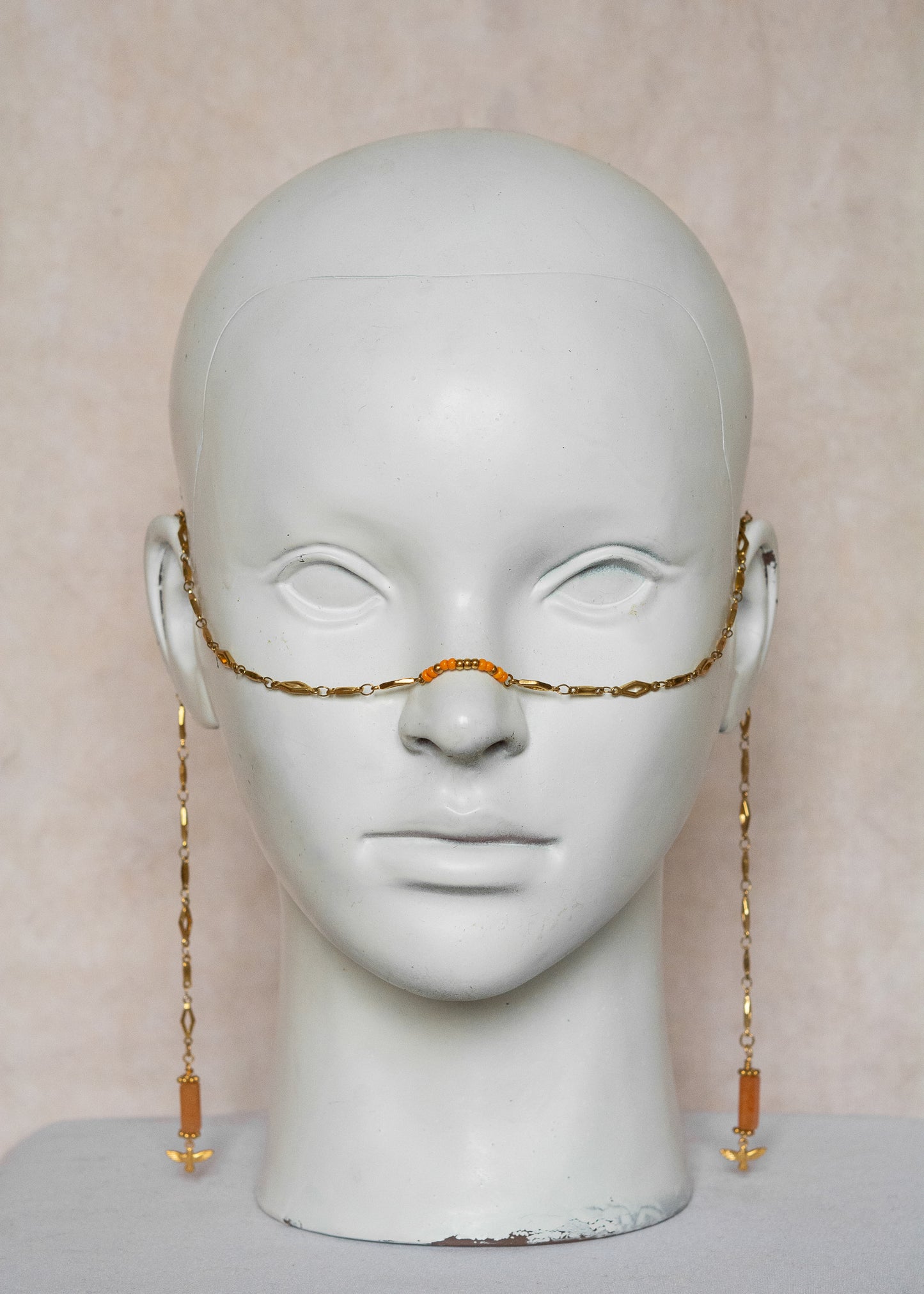 Chaîne de visage en acier inoxydable doré, maillage losange, pierres d’agate orange et charm oiseau. Bijou boho chic solaire.