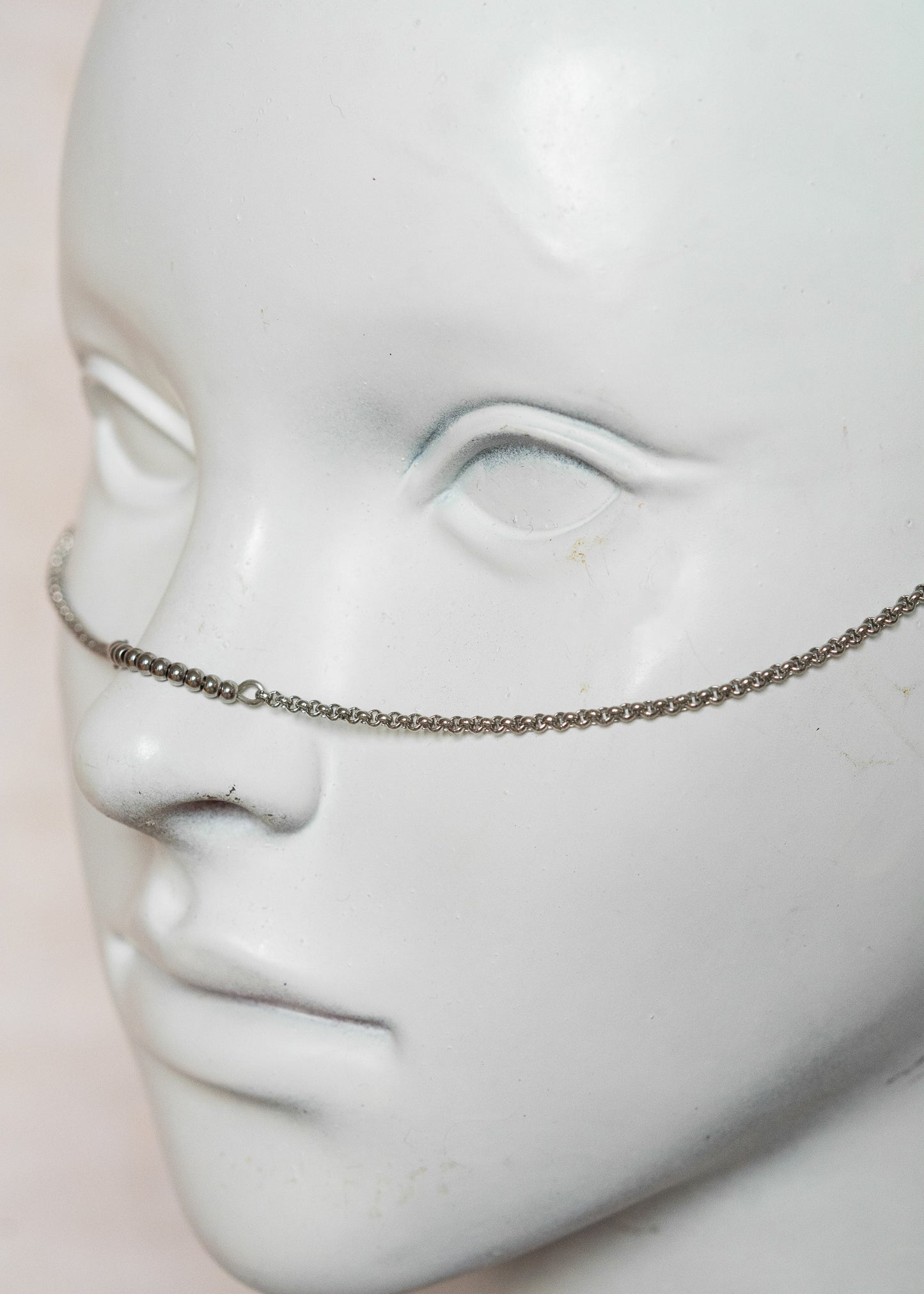 Chaîne de visage en acier inoxydable argenté, billes d’acier et piques argentés. Bijou facial minimaliste pour look bohème alternatif.