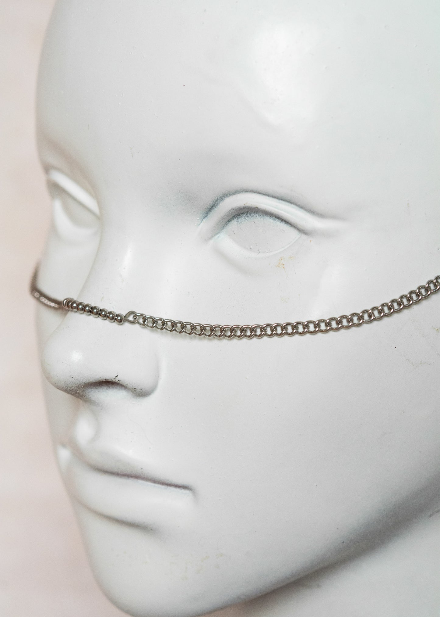 Chaîne de visage en acier inoxydable argenté, billes d’acier et ailes argentées. Bijou minimaliste et élégant.
