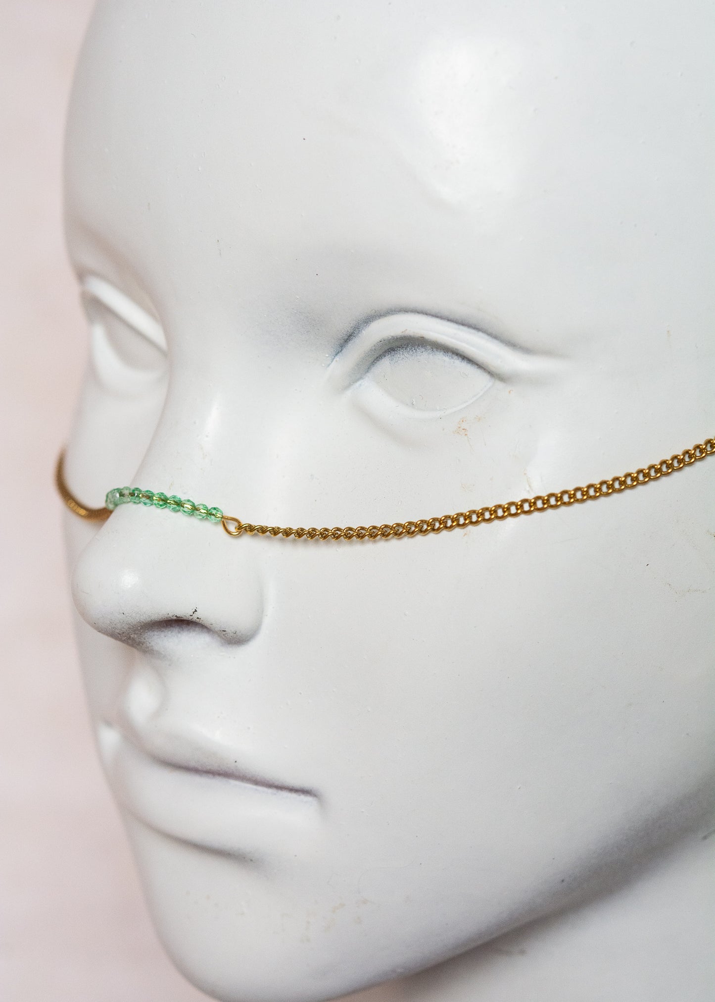Chaîne de visage en acier inoxydable doré, cristaux vert d’eau translucides, détails géométriques. Bijou facial pour festival, costume, événement spécial.