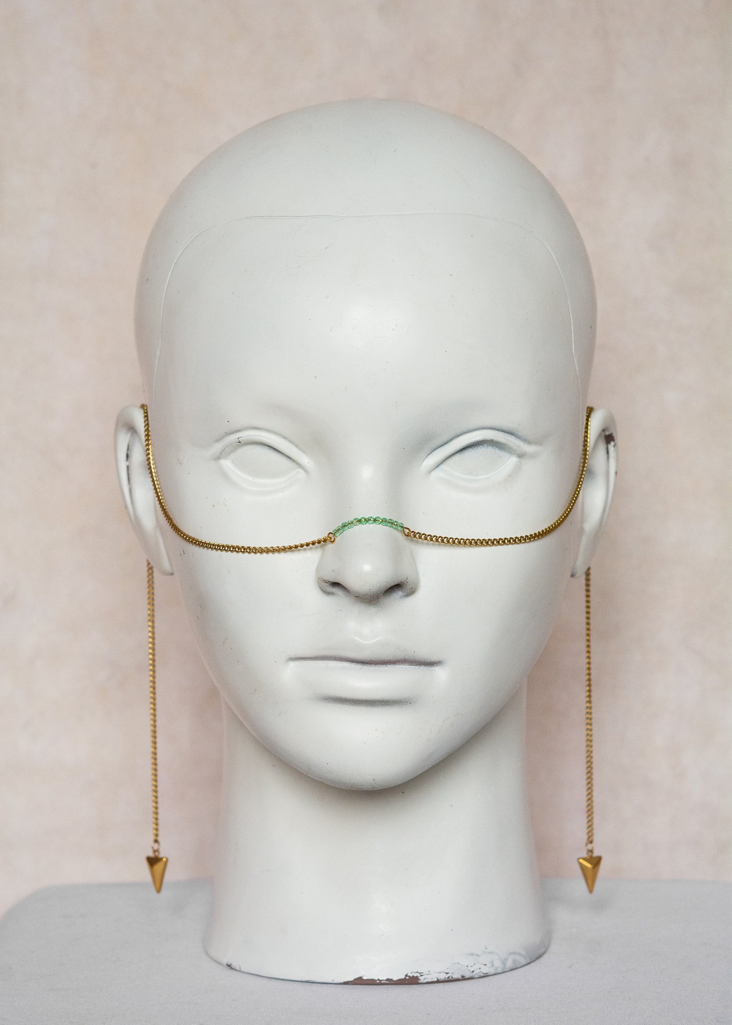 Chaîne de visage en acier inoxydable doré, cristaux vert d’eau translucides, détails géométriques. Bijou facial pour festival, costume, événement spécial.