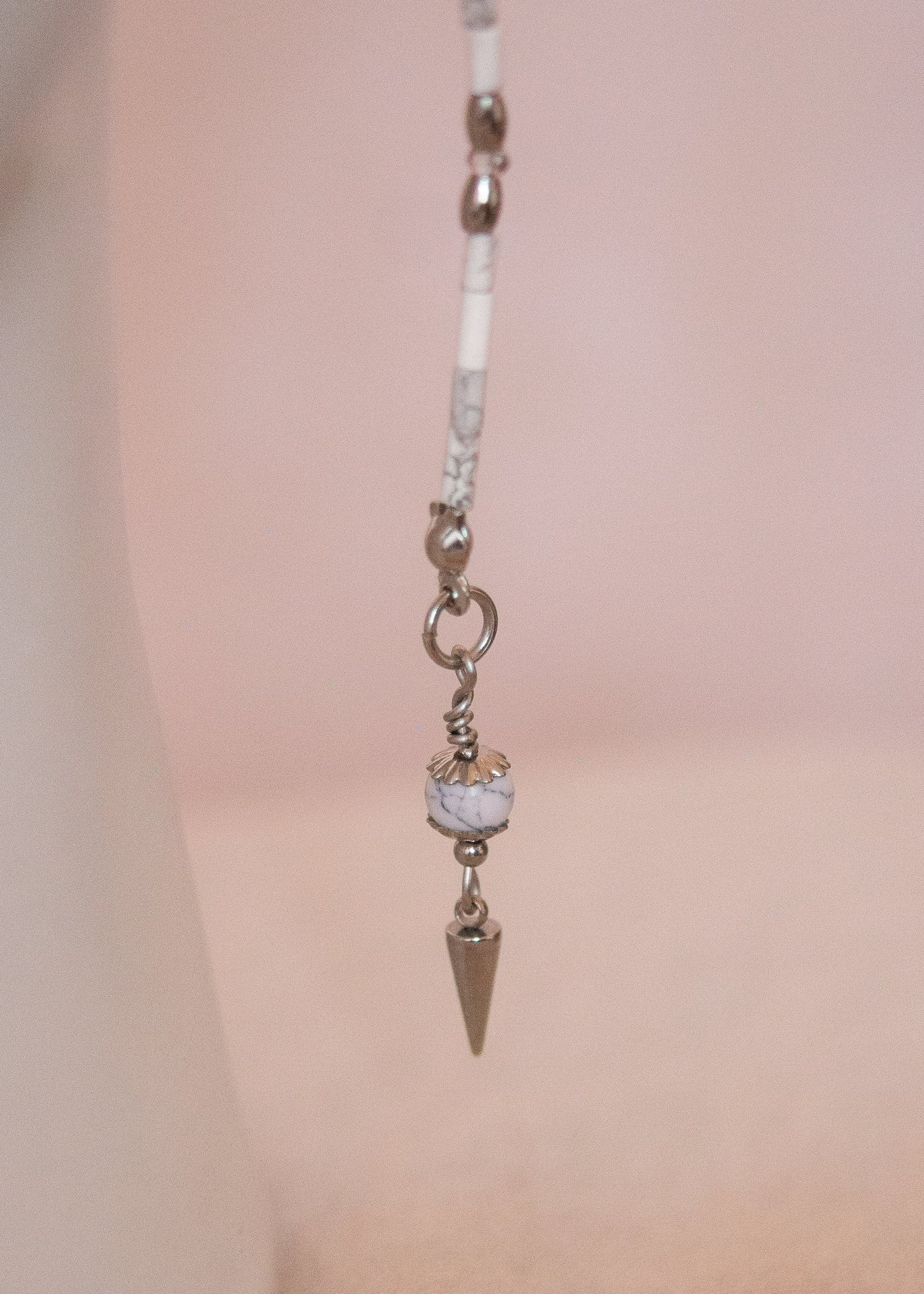 Bijou facial en howlite blanche, détails acier inoxydable, étoiles et piques. Accessoire costume, shoot mystique, bijou rituel, accessoire festival, etc.