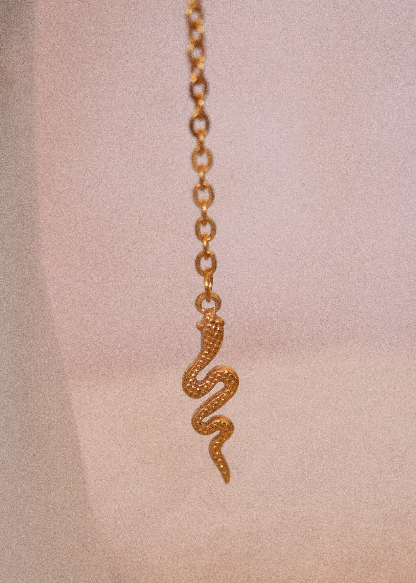 Bijou facial acier inoxydable doré, vibe mystique. Style serpent, chaos sacré, accessoire rituel, costume ou photoshoot.