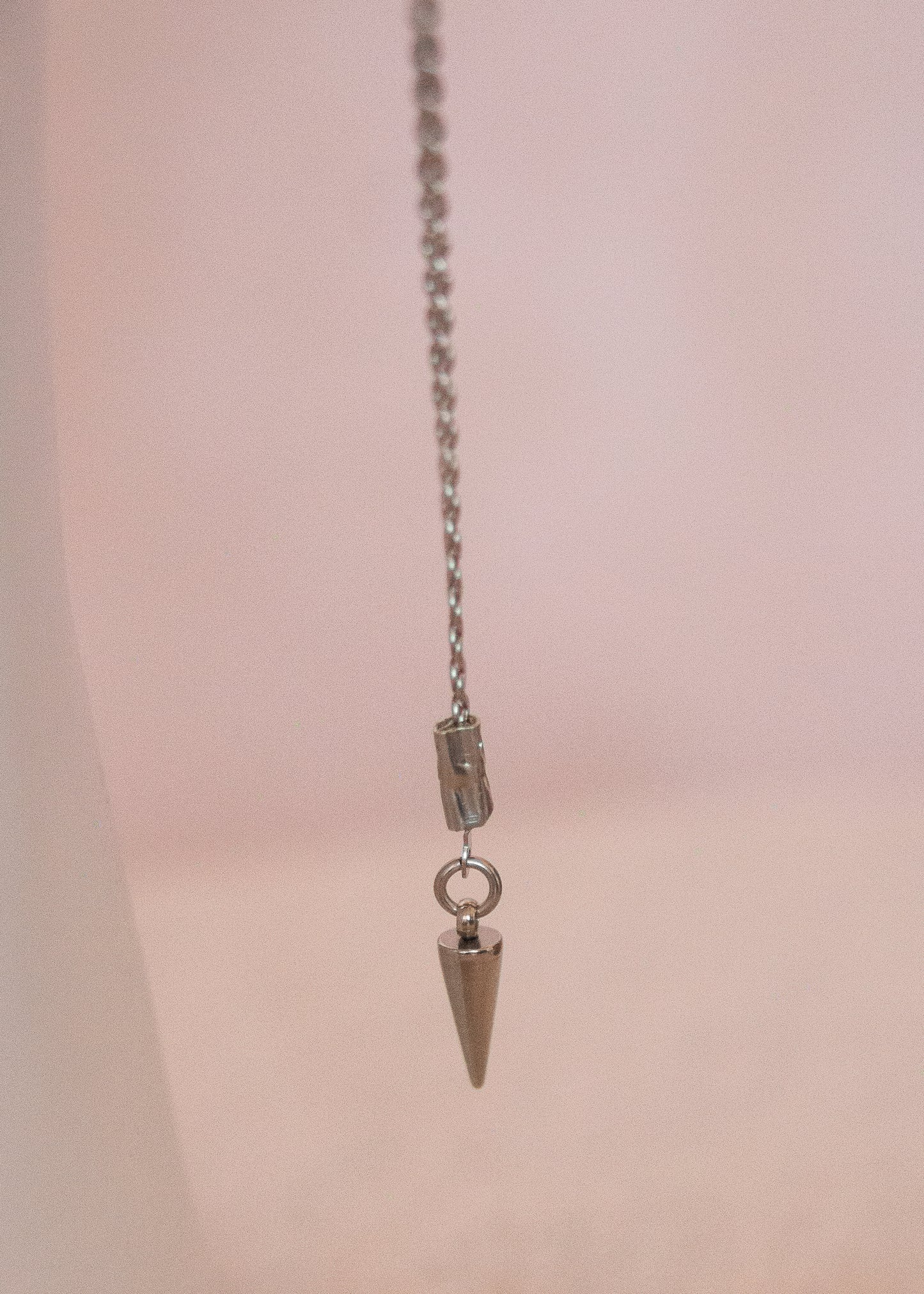 Bijou facial minimaliste et argent. Style nordique, rituel, costume, shoot mystique ou accessoire spectral.