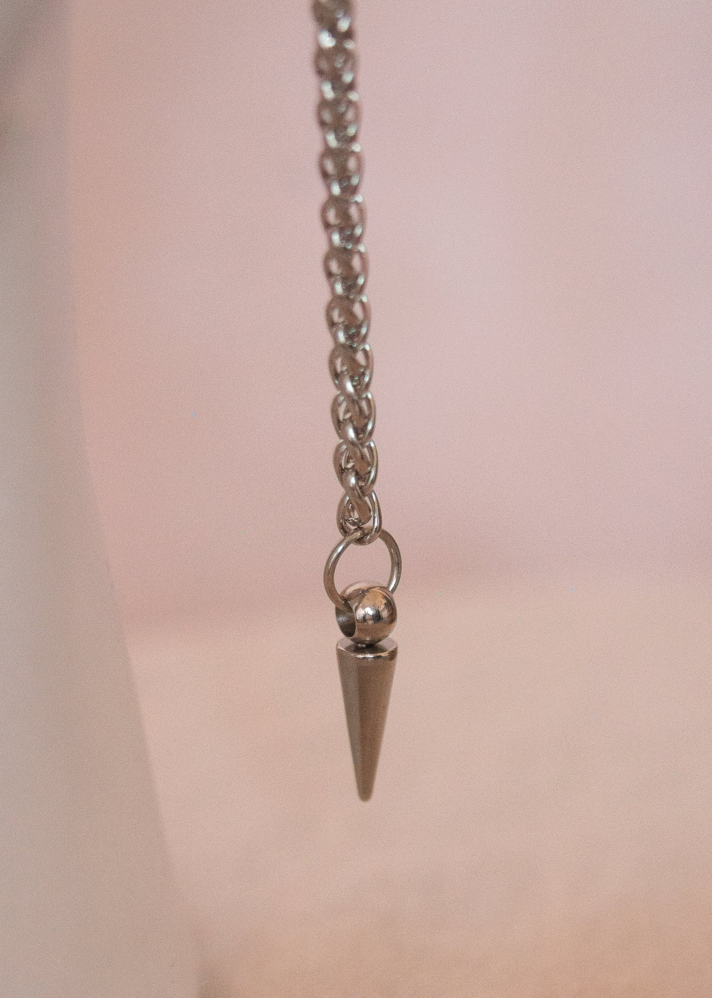 Bijou facial robuste en acier. Style guerrier, rituel, costume, festival ou photoshoot.