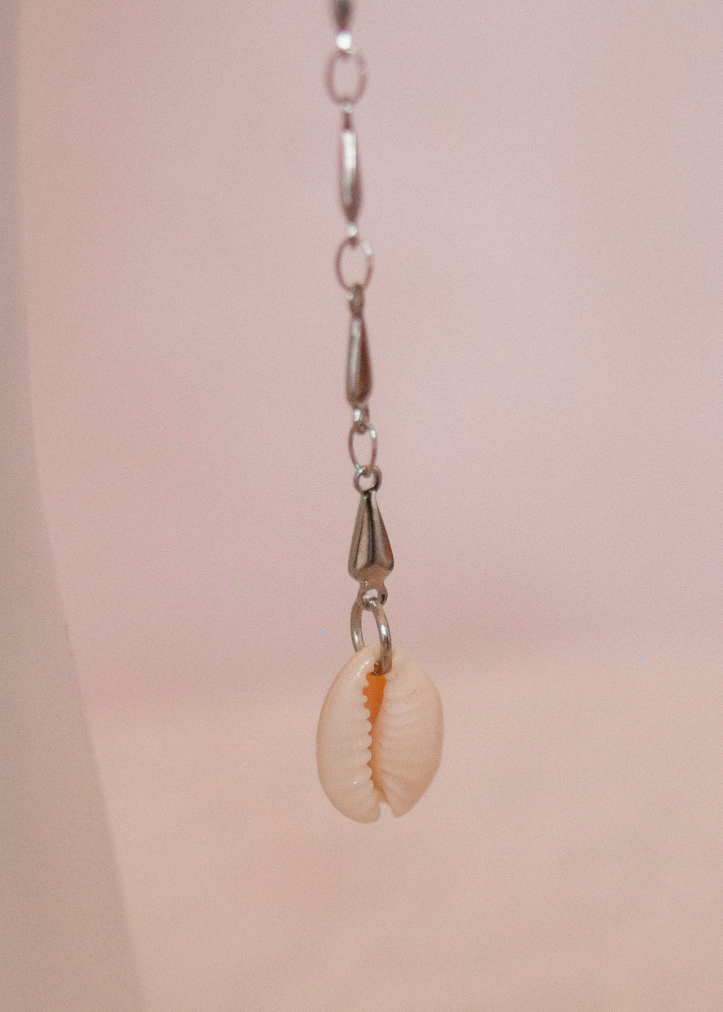 Bijou facial géométrique avec coquillages. Accessoire mystique marin, festival, costume, rituel ou photoshoot.