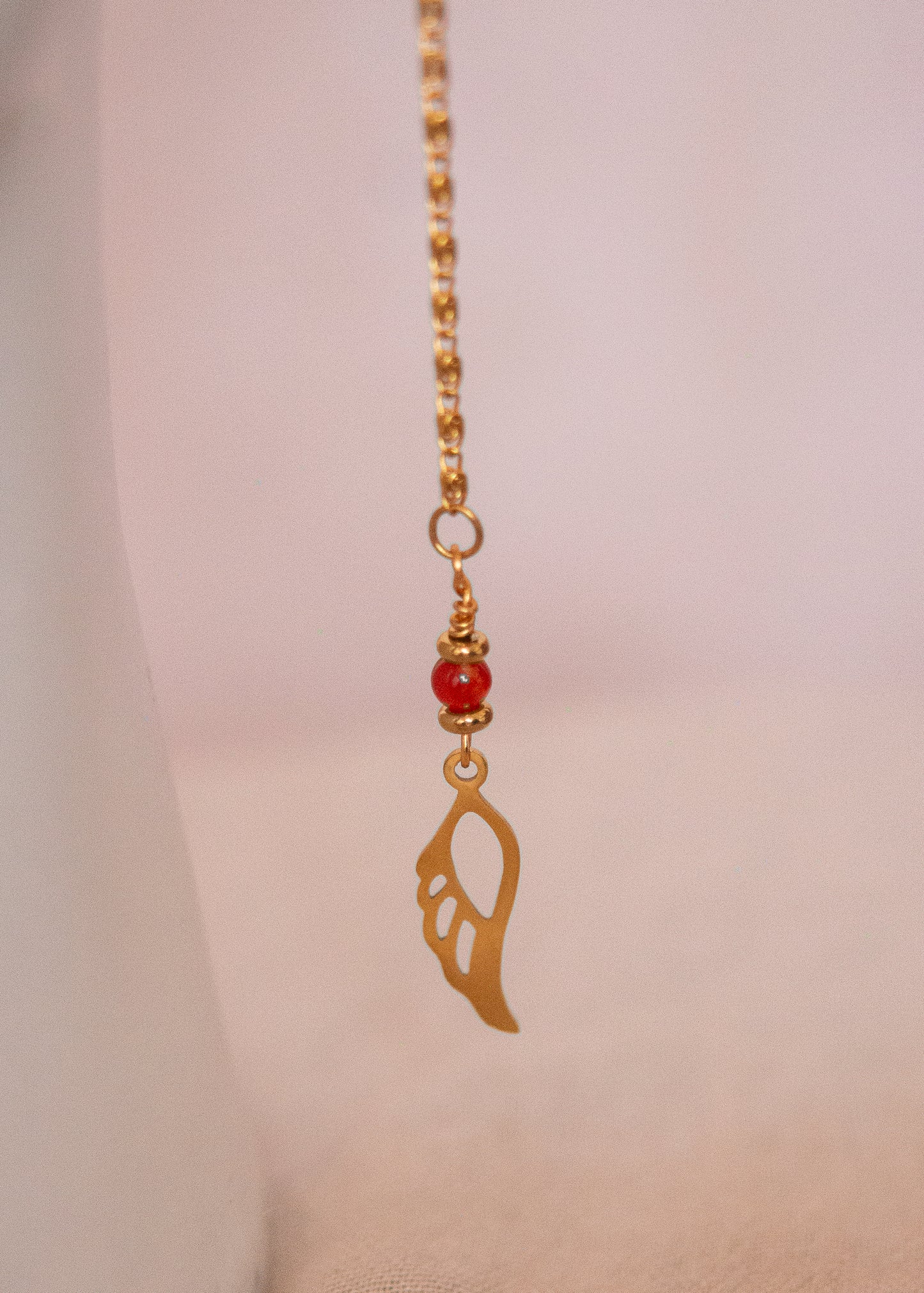 Bijou facial doré délicat avec agate orange rayée et aile en acier. Chaîne de visage solaire inspirée de l’étoile du matin. Bijou festival, costume, photoshoot.