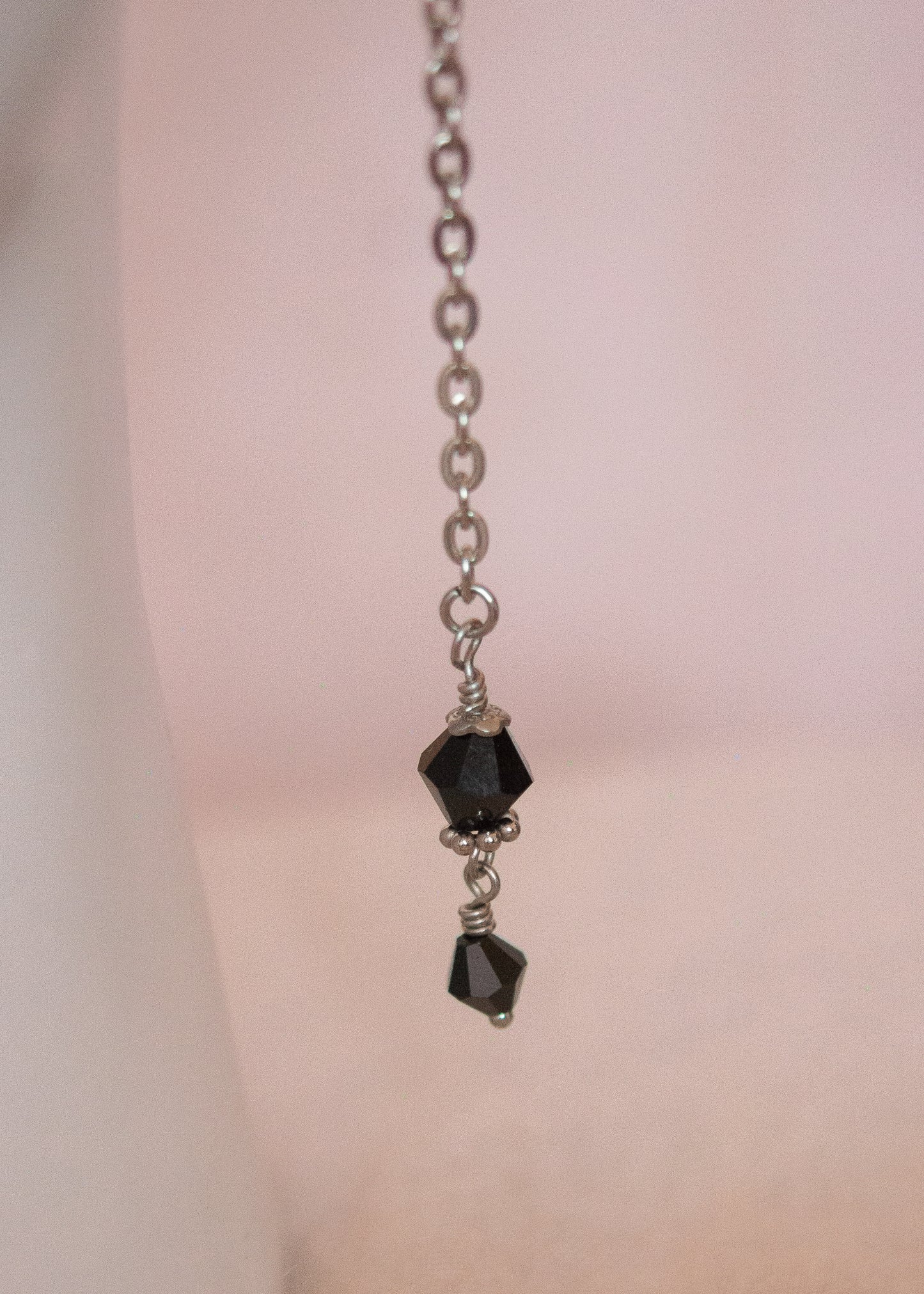 Bijou facial noir et argent avec cristaux facettés. Style gothique, mystique, rituel, costume ou accessoire photoshoot.