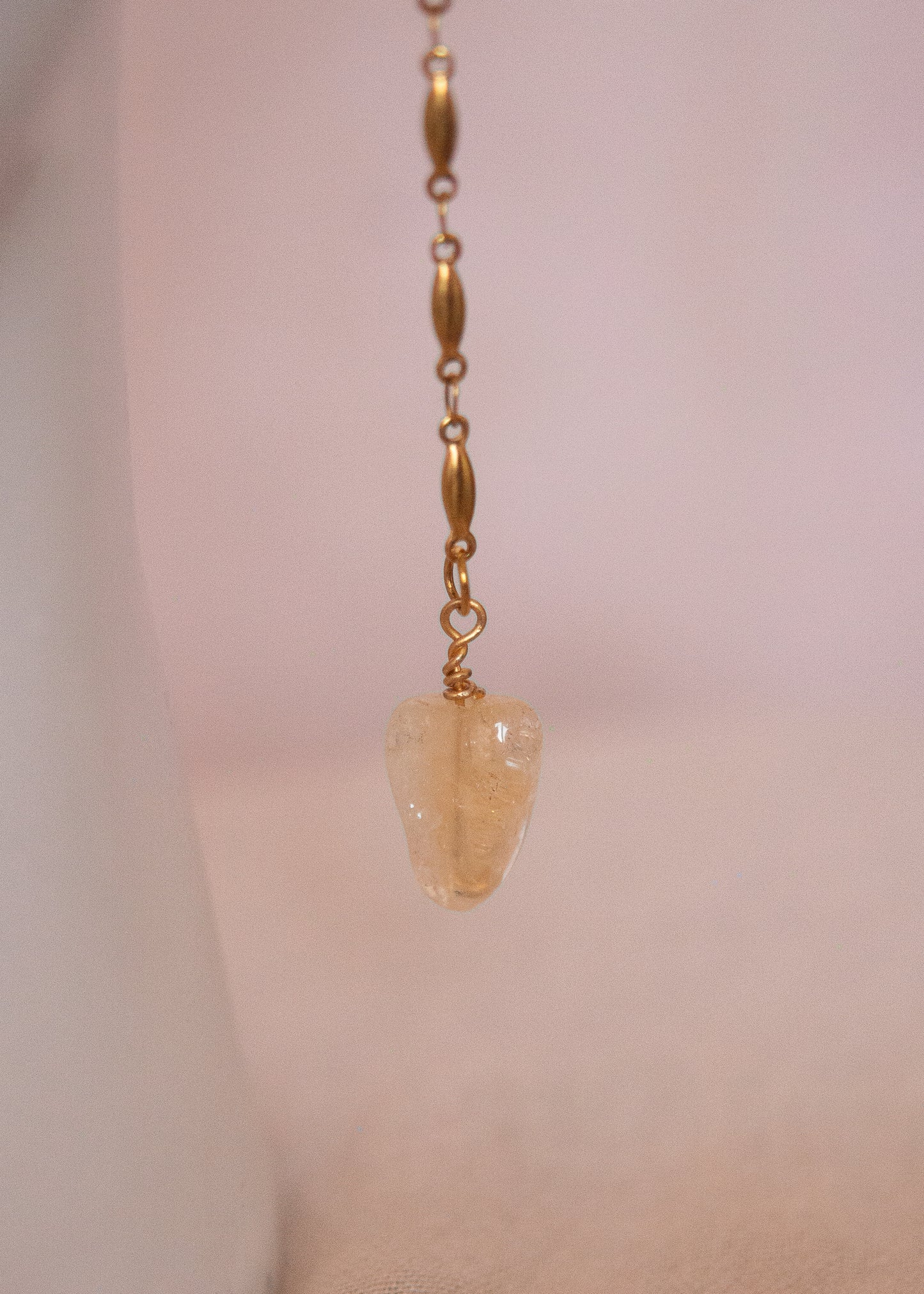 Bijou facial doré fin avec citrine. Parfait pour festival, costume solaire, rituel mystique ou photoshoot lumineux.