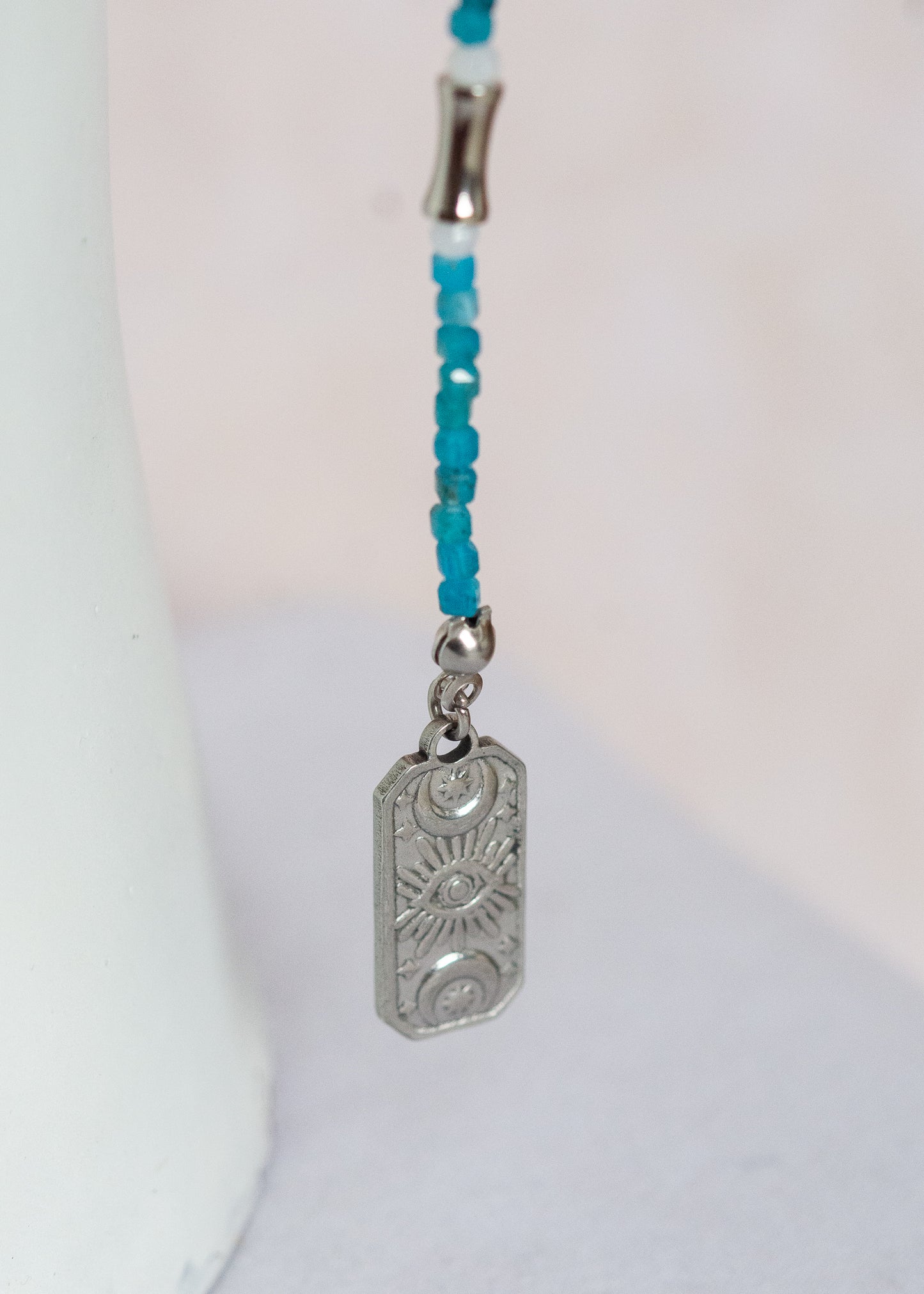 Chaîne de visage en apatite turquoise, lune et pampilles argentées, cartes tarot œil mystique. Bijou facial fait main à Montréal.