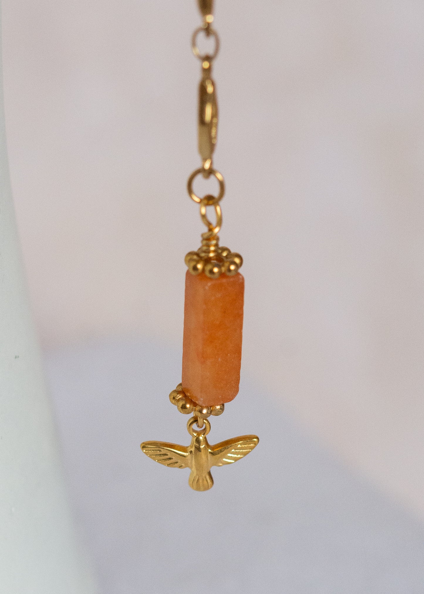 Chaîne de visage en acier inoxydable doré, maillage losange, pierres d’agate orange et charm oiseau. Bijou boho chic solaire.