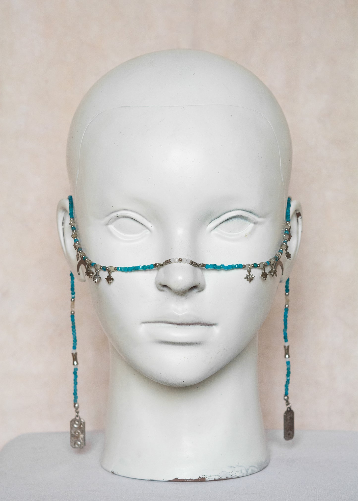 Chaîne de visage en apatite turquoise, lune et pampilles argentées, cartes tarot œil mystique. Bijou facial fait main à Montréal.