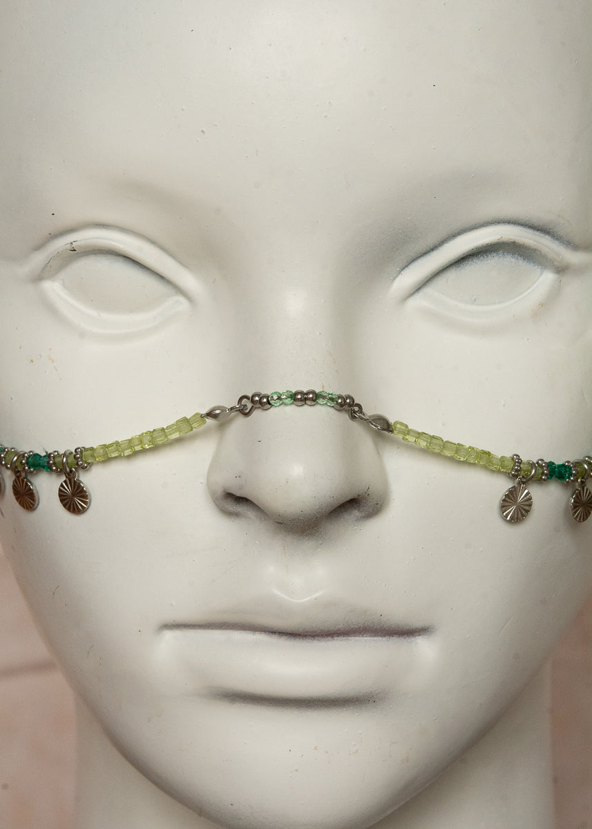 Chaîne de visage unisexe en péridot et disques argentés. Accessoire bohème inspiré de la nature, idéal pour look ethnique, festival ou scène artistique.