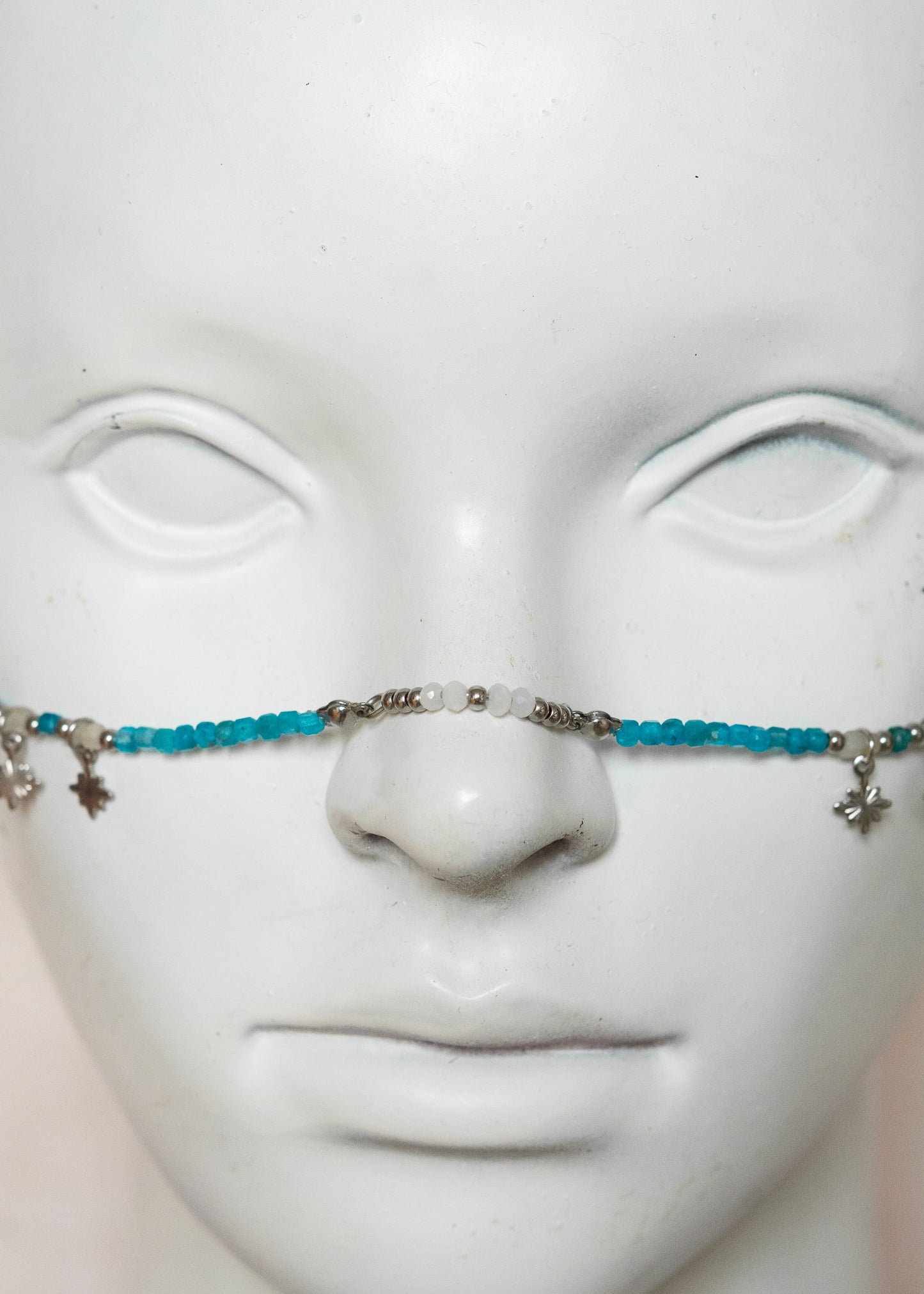 Chaîne de visage en apatite turquoise, lune et pampilles argentées, cartes tarot œil mystique. Bijou facial fait main à Montréal.