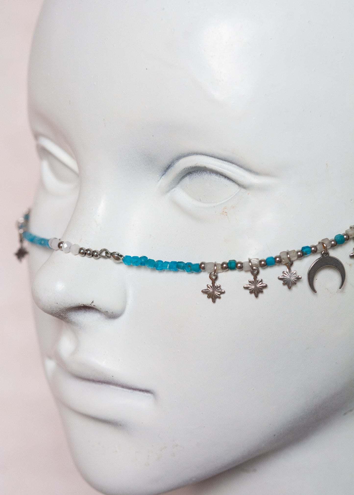 Chaîne de visage en apatite turquoise, lune et pampilles argentées, cartes tarot œil mystique. Bijou facial fait main à Montréal.