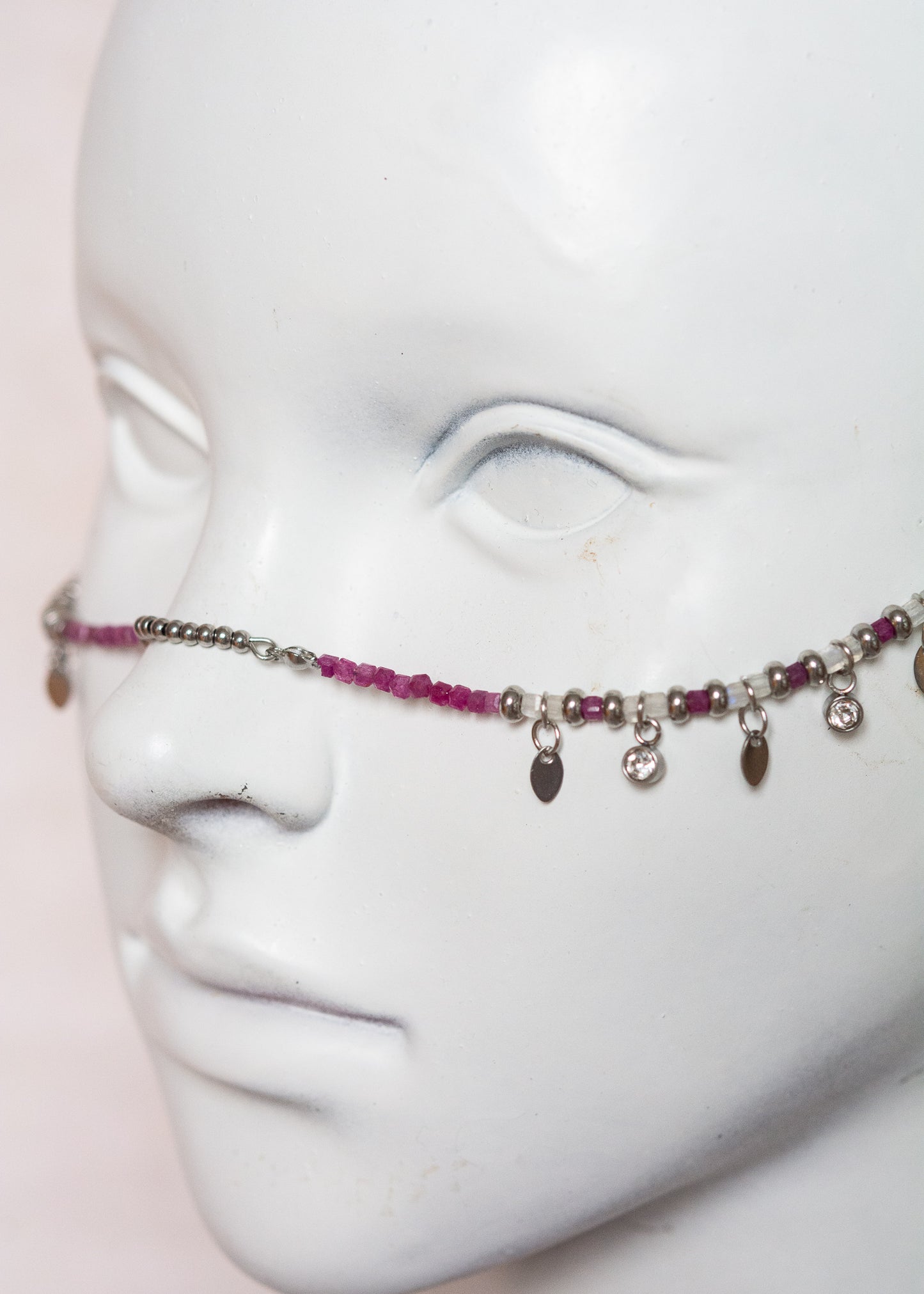 Chaîne de visage en rubis brut (magenta) et pierre de lune, détails en acier argenté, charms, strass et cartes tarot mystique. Bijou facial fait main à Montréal.