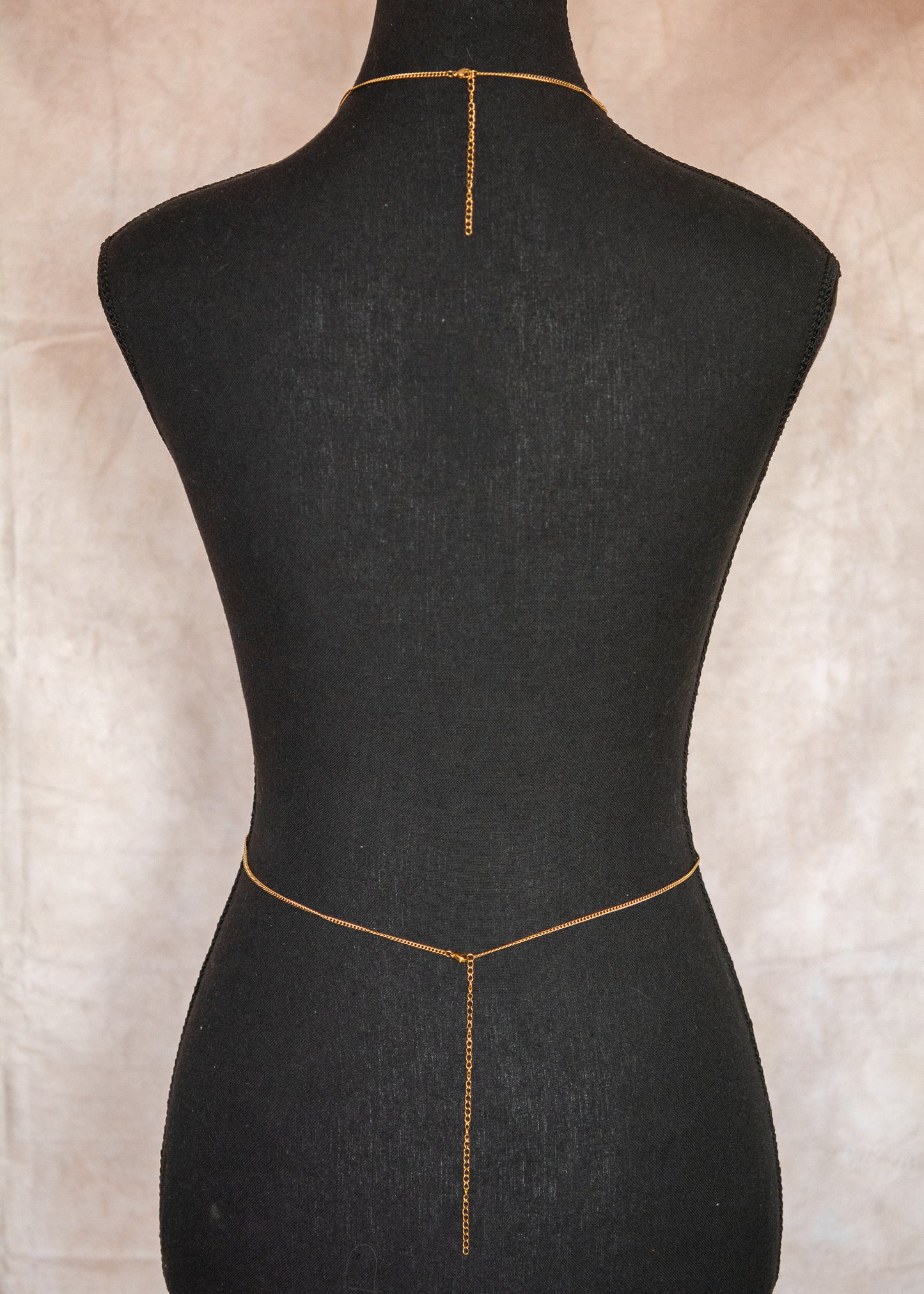 Chaîne de corps en acier inoxydable doré, minimalisme épuré, look bohème chic avec oeil protecteur en or rempli 14k.