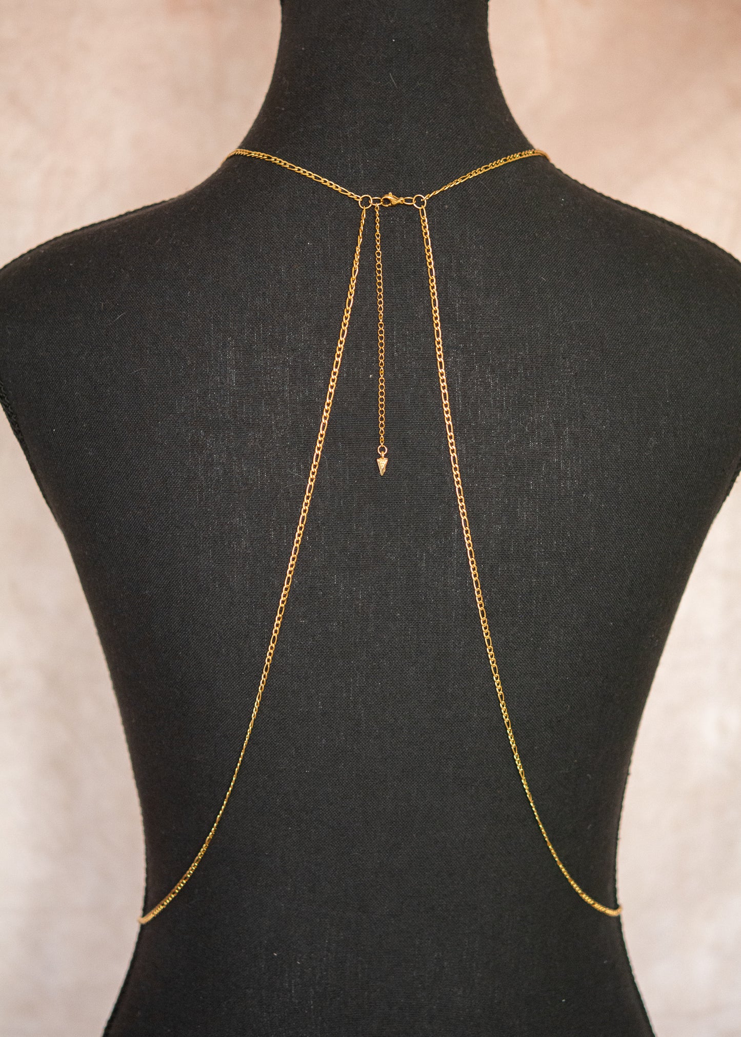 Chaîne de corps en acier inoxydable, look bohème chic estival.