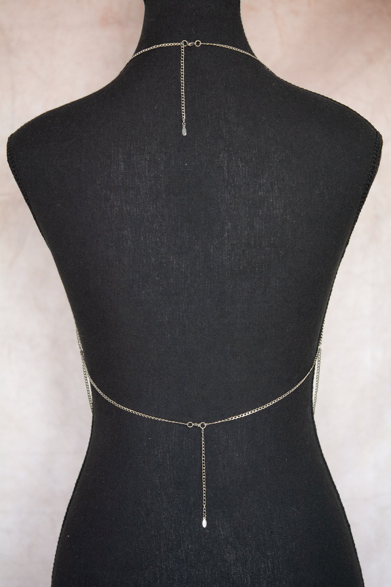 Chaîne de corps en acier inoxydable au look minimaliste, style bohème rock épuré.