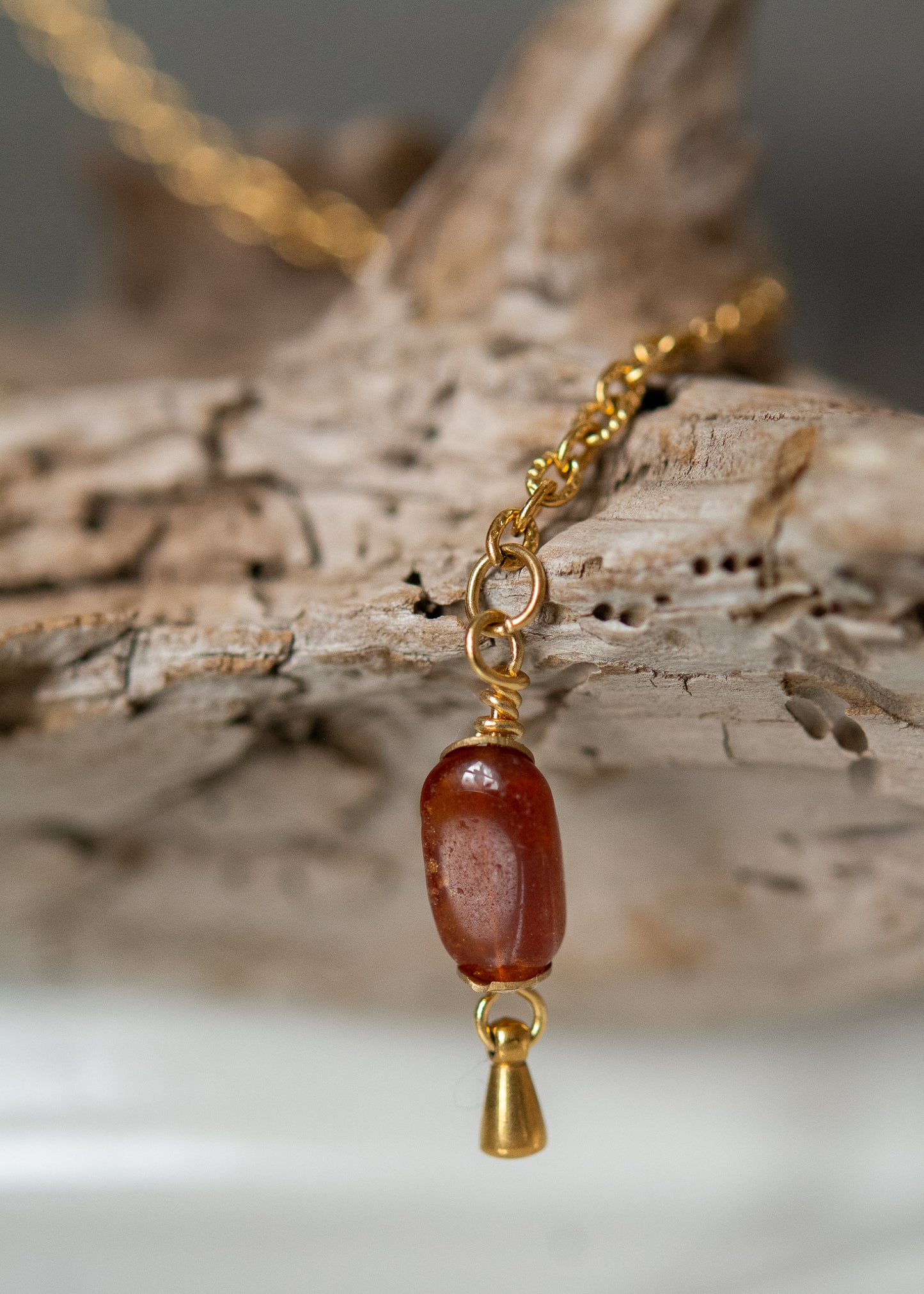 Chaîne de visage en acier inoxydable plaqué or avec pierres de grenat et pompons dorés