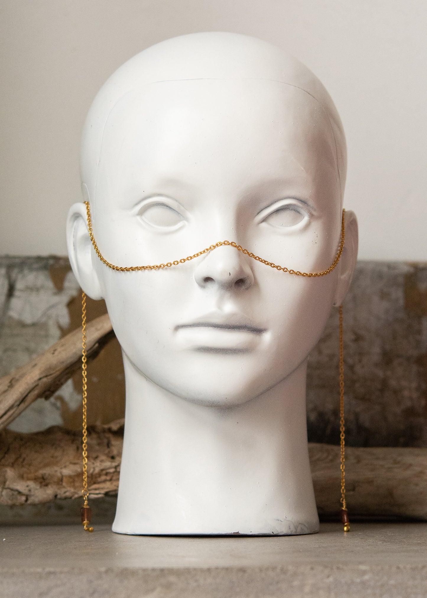 Chaîne de visage en acier inoxydable plaqué or avec pierres de grenat et pompons dorés
