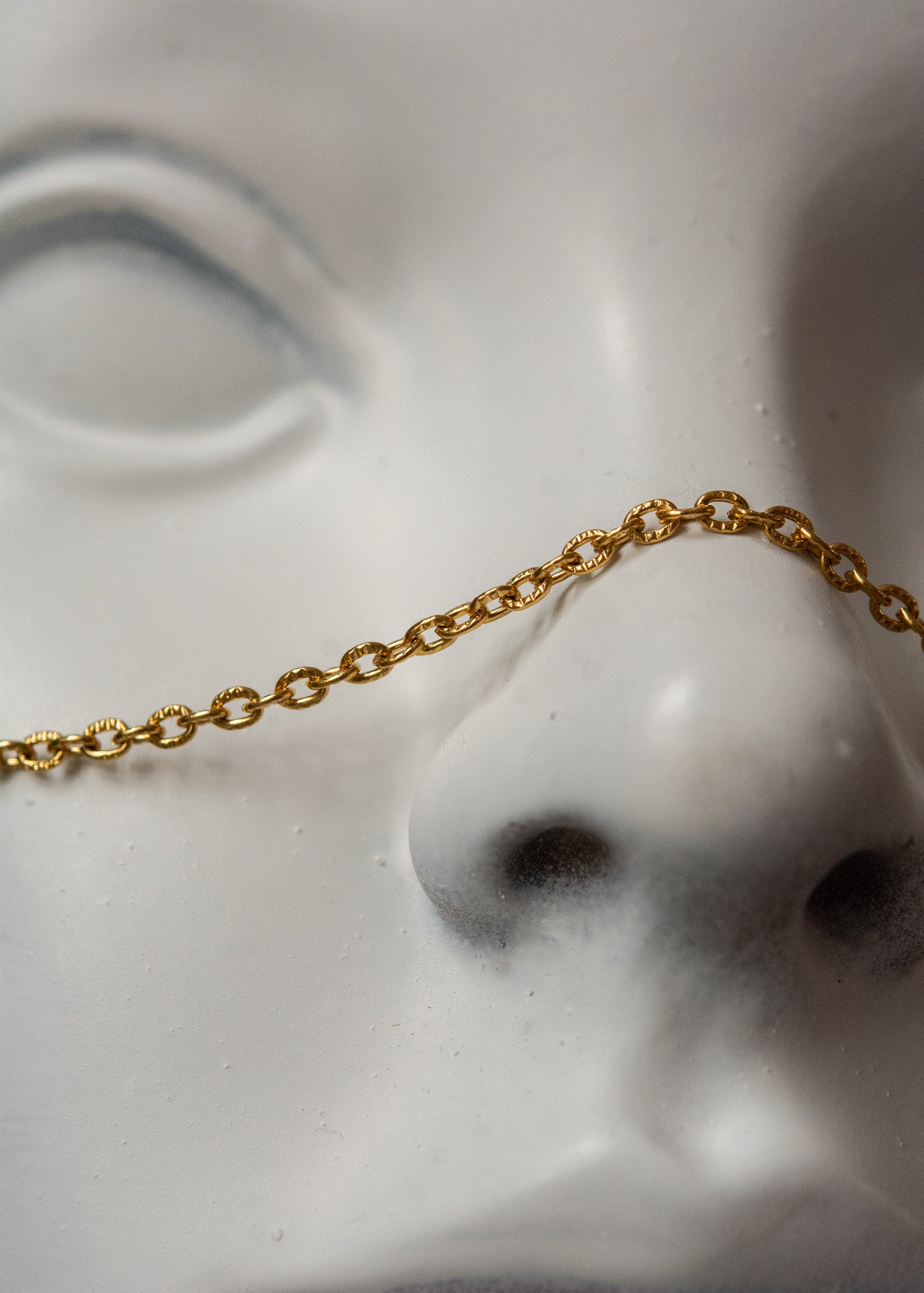 Chaîne de visage en acier inoxydable plaqué or avec pierres de grenat et pompons dorés