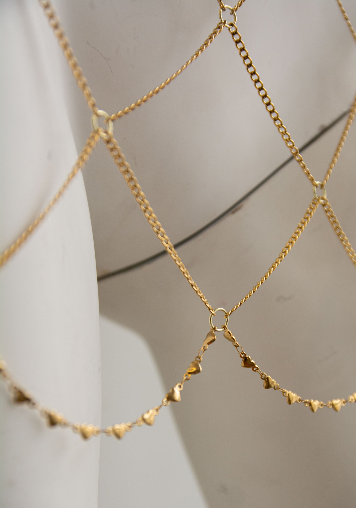 Jupe en acier inoxydable plaqué or avec chaînes et cristaux véritables, ajustable taille haute ou sur les hanches.