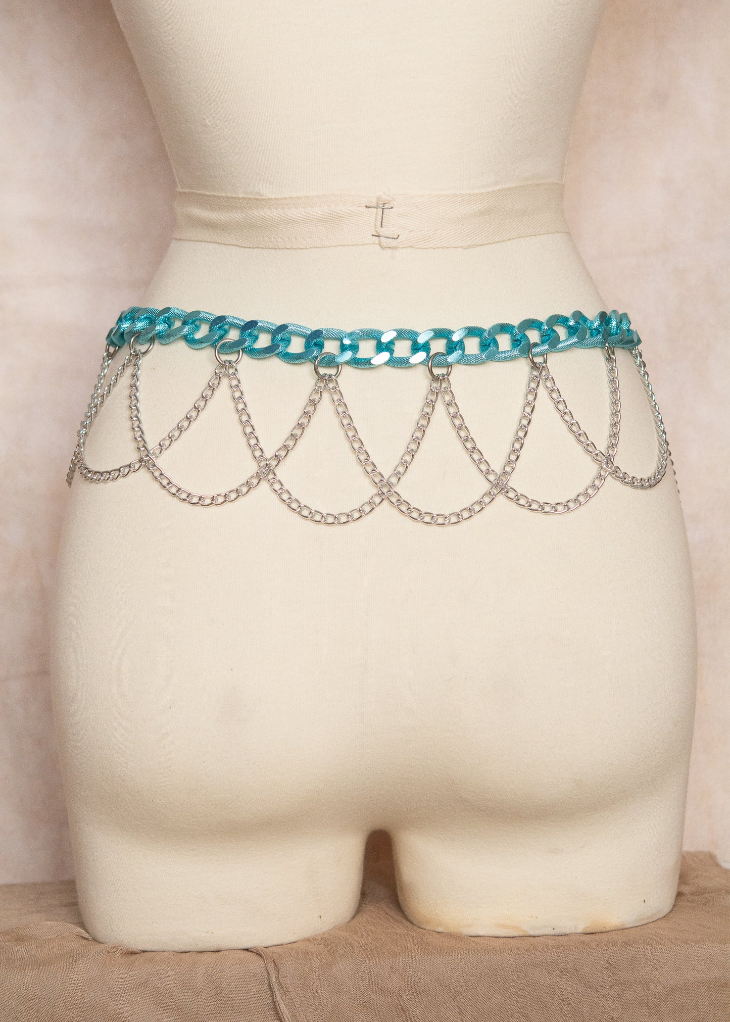 Ceinture de hanche chaînes aluminium bleu et argent, réglable. Style festival, boho, danse orientale, accessoire body chain. Fait main à Montréal.