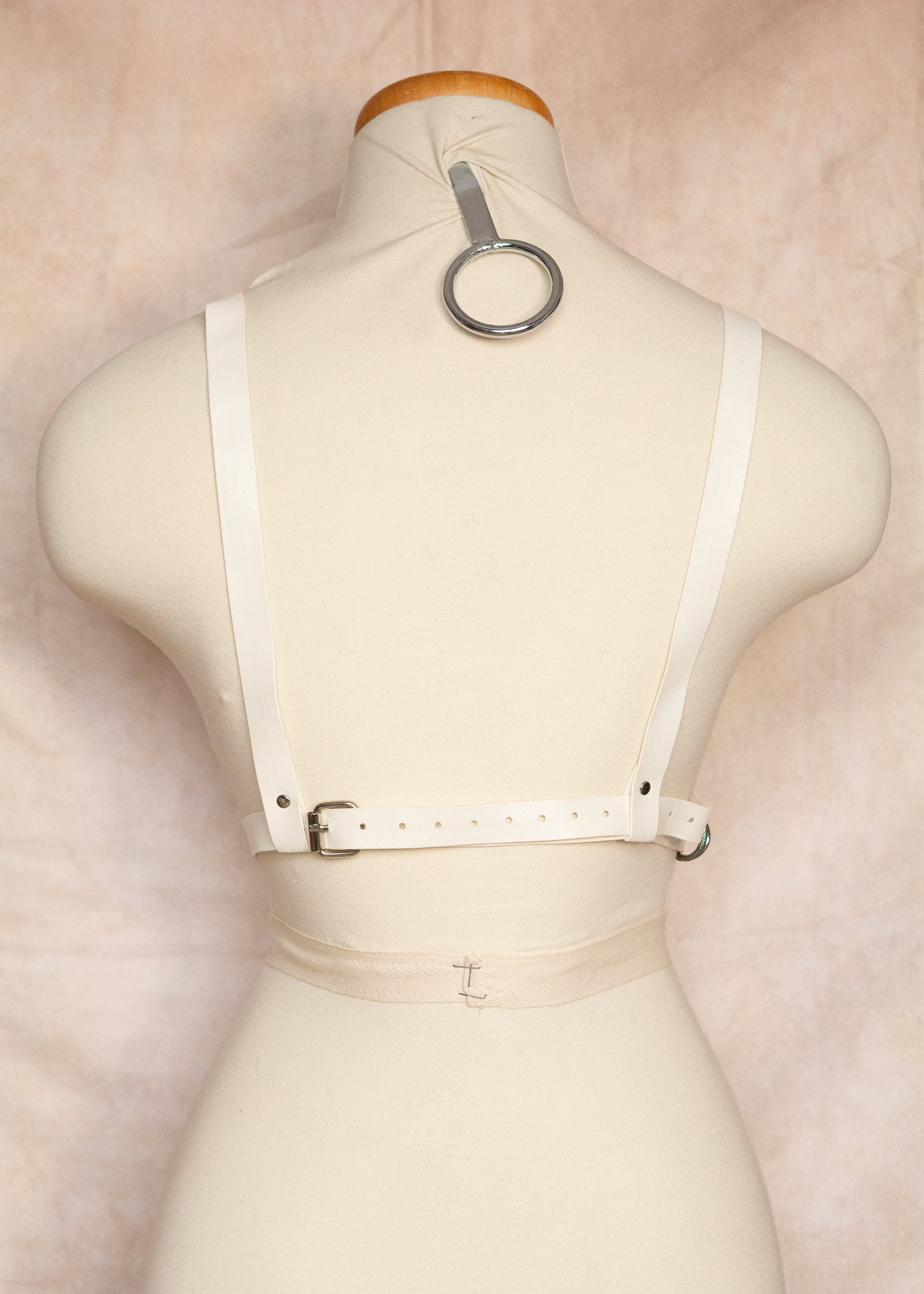 Harnais unique en cuir véritable et vinyle blanc, anneau serpent, chaînes aluminium. Festival, costume, scène. Fait main à Montréal.