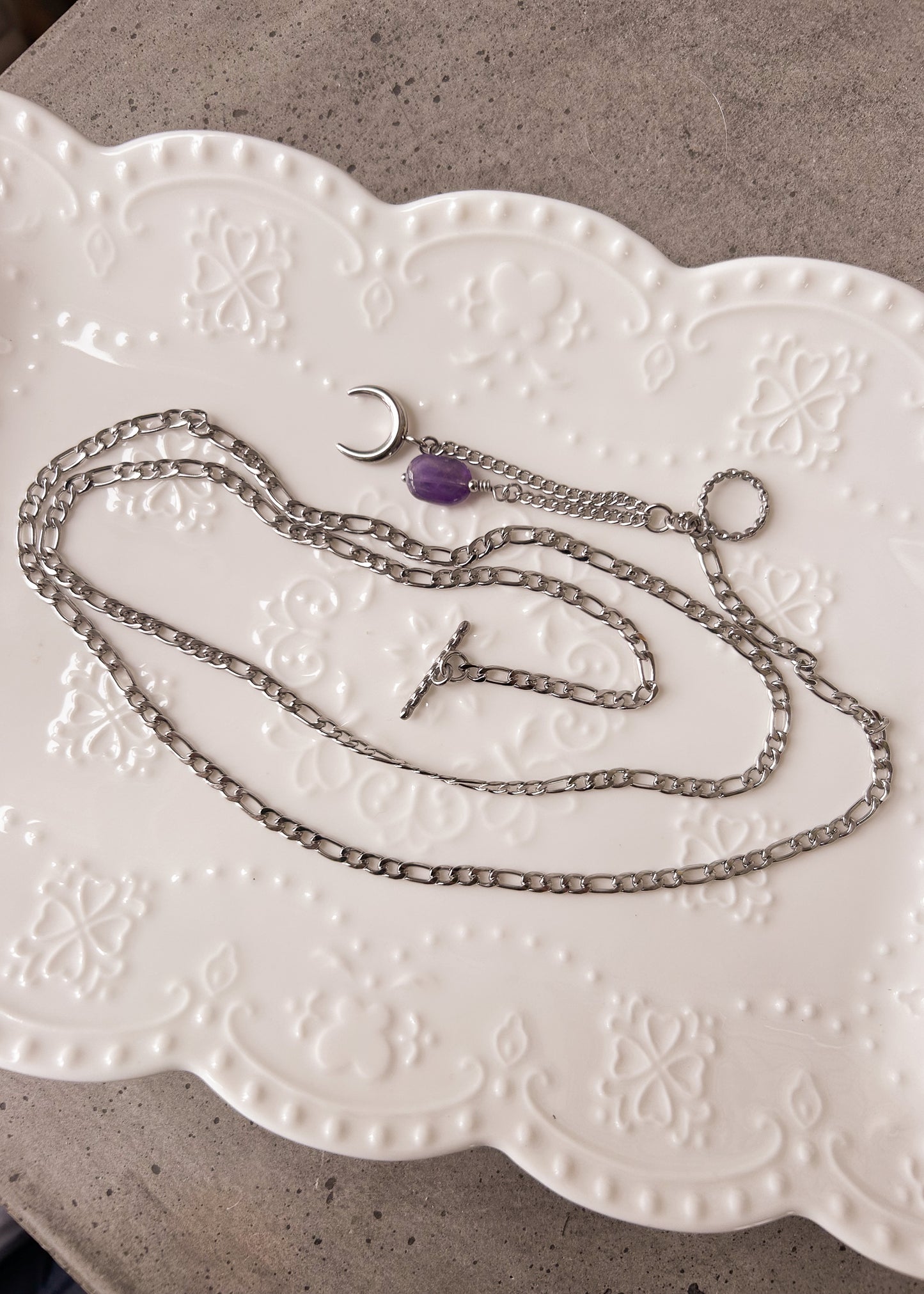 Chaîne de taille en acier inoxydable, améthyste et pendentif lune, fermoir toggle, sur mesure. Style céleste, boho, mystique. Fait main à Montréal.