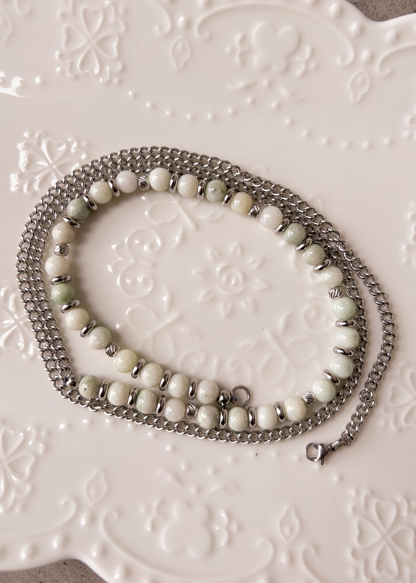 Chaîne de taille en acier inoxydable et jade prestige blanc-crème, sur mesure. Style boho, cristaux, minimaliste, body chain. Fait main à Montréal.