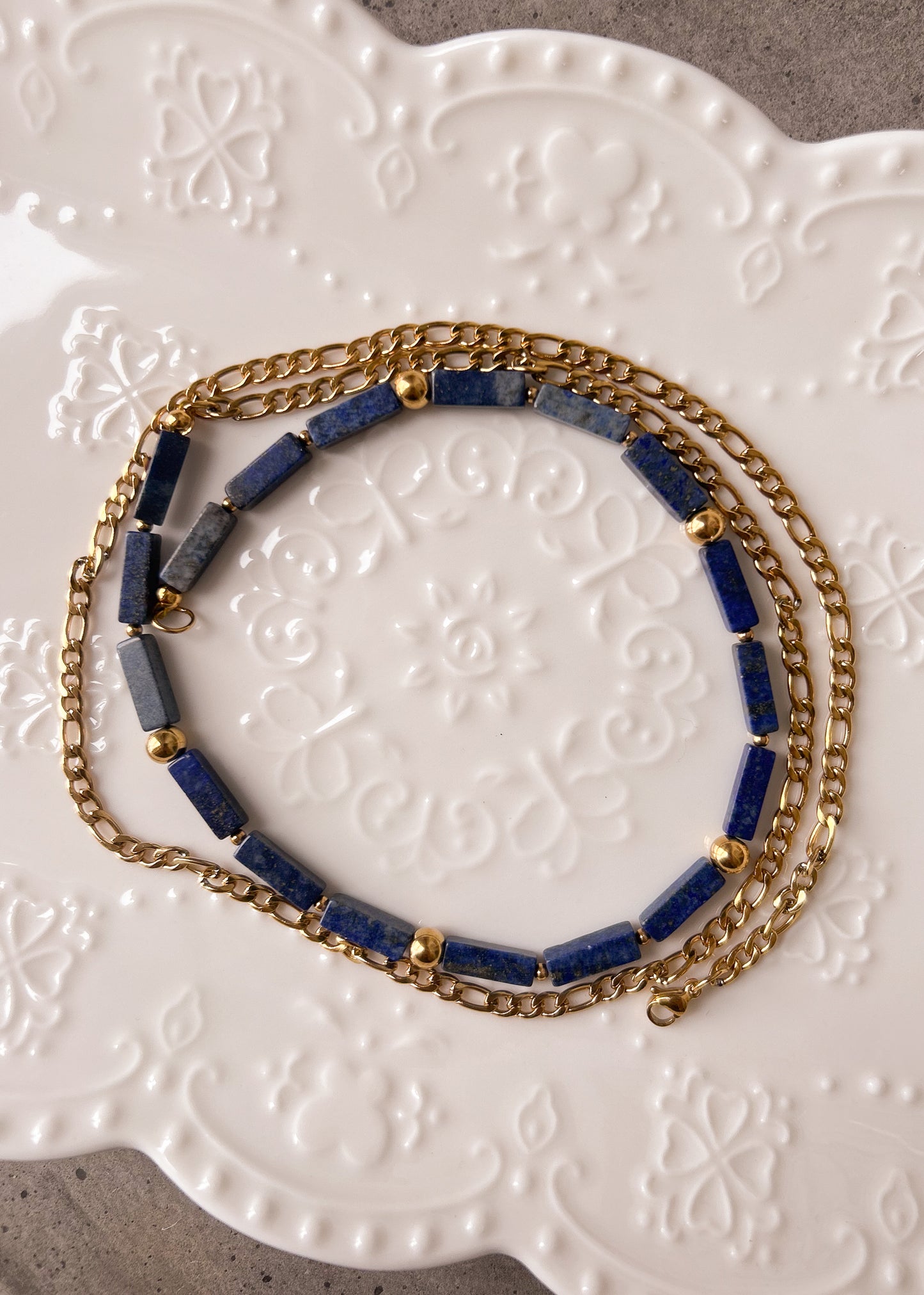 Chaîne de taille acier inoxydable plaqué or et lapis lazuli tubulaire, sur mesure. Style égyptien, boho, cristaux, body chain dorée. Fait main à Montréal.