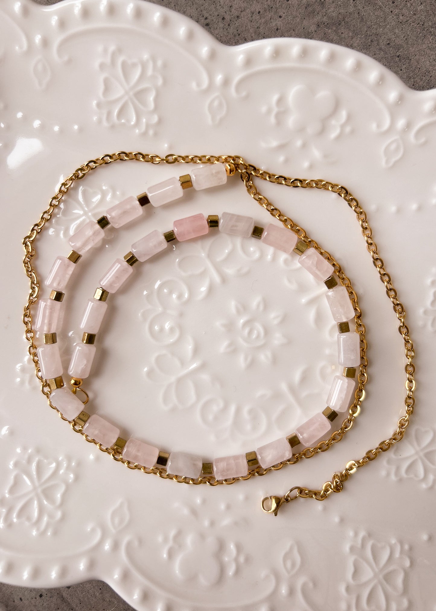 Chaîne de taille acier inoxydable plaqué or et quartz rose tubulaire, sur mesure. Style boho, cristaux, body chain dorée. Fait main à Montréal.