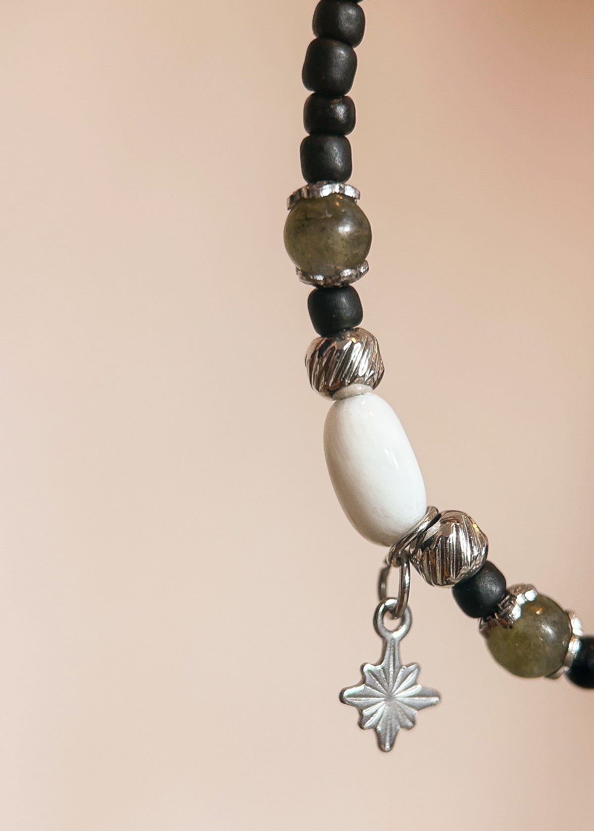 Bracelet de cheville acier inoxydable, pierre de lune, labradorite, fait main à Montréal. Accessoire boho pour festival, plage, look boho chic.