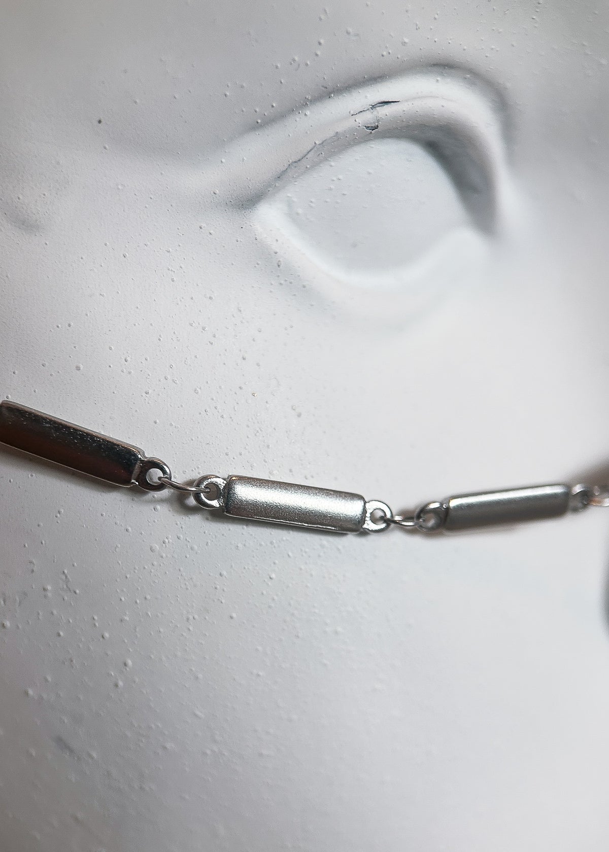 Chaîne de visage en acier inoxydable, bridge du nez en argent sterling 925, plumes naturelles, fait main à Montréal. Bijou facial bohème pour festival, photoshoot.