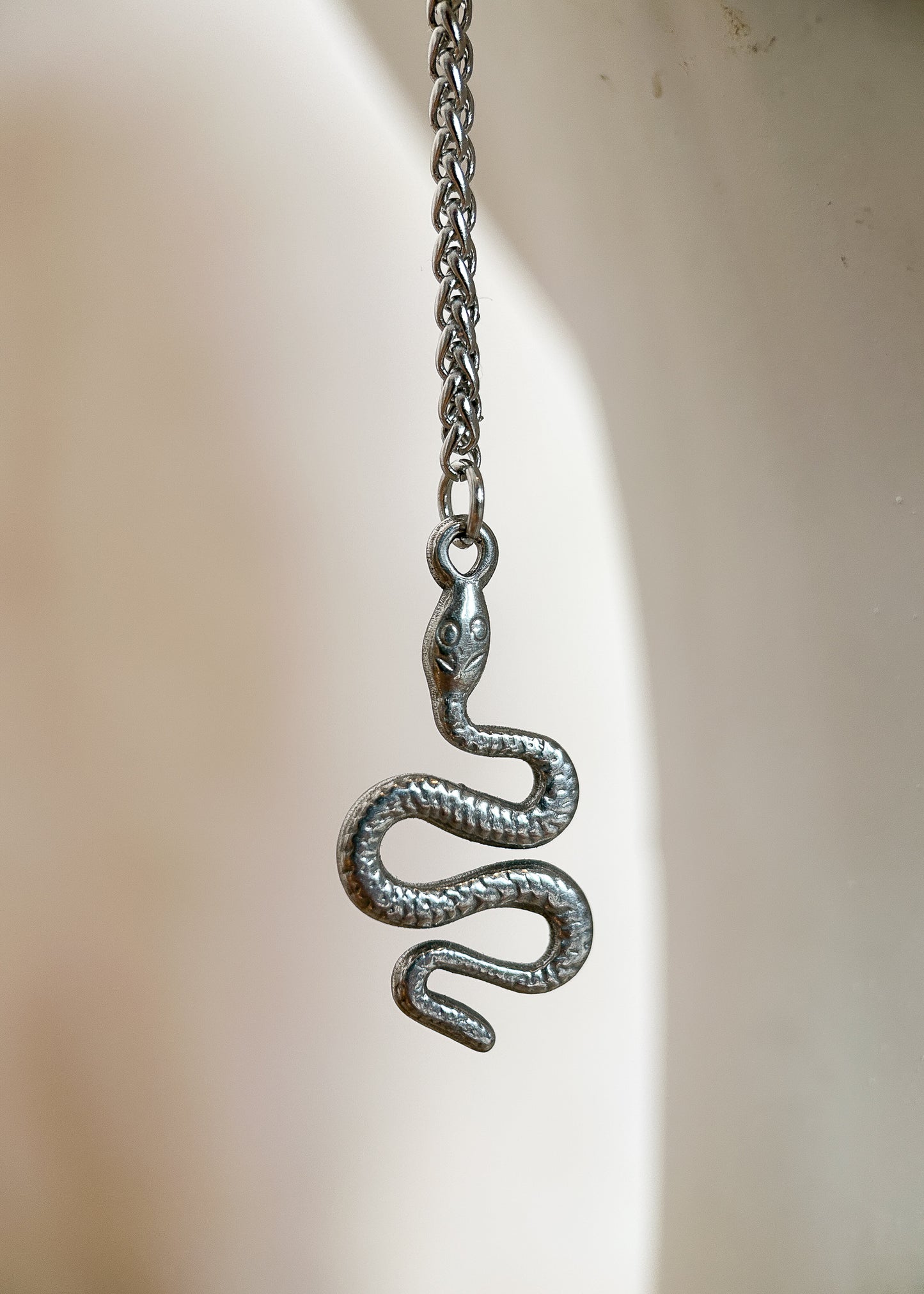Chaîne de visage en acier inoxydable avec pendentifs serpents. Bijou facial fait main à Montréal pour festival, rave, photoshoot et esthétique mystique moderne.
