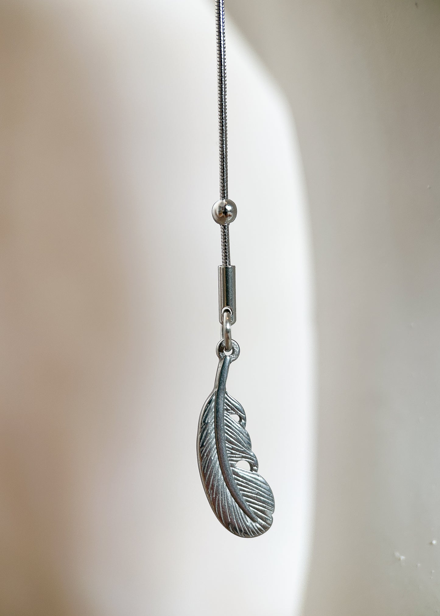 Chaîne de visage fine en acier inoxydable avec pendentifs plumes. Bijou facial boho fait main à Montréal, idéal festival, événement et photoshoot.