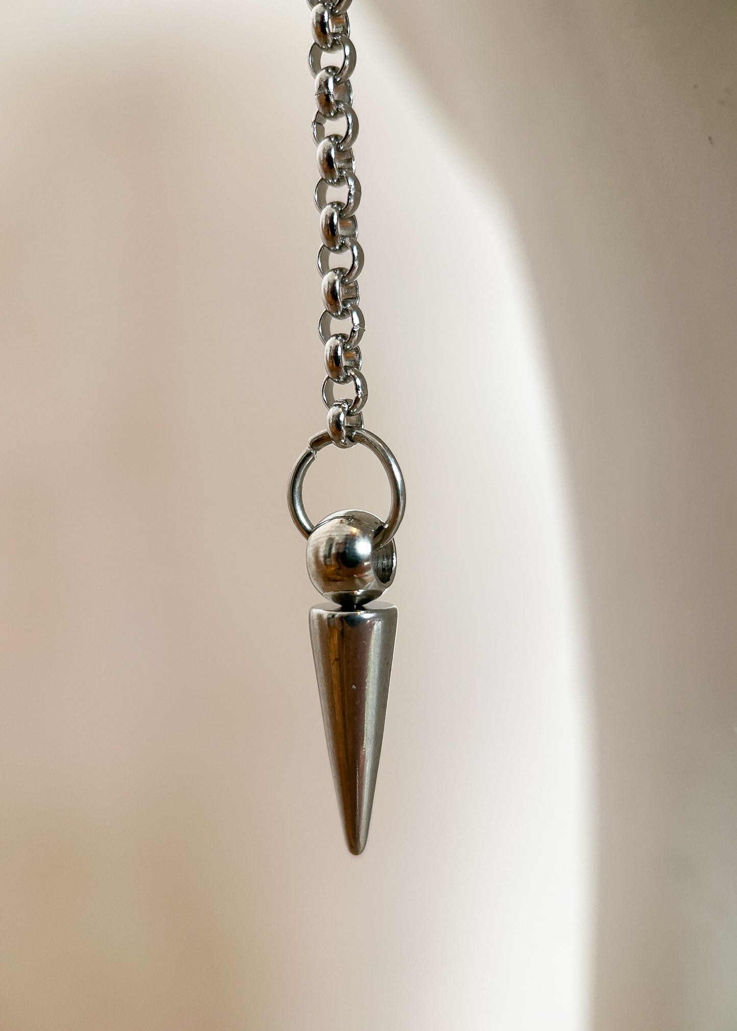 Chaîne de visage en spinelle noire et quartz rutilé sur acier inoxydable. Pièce unique alternative faite main à Montréal, parfaite pour festival et photoshoot.
