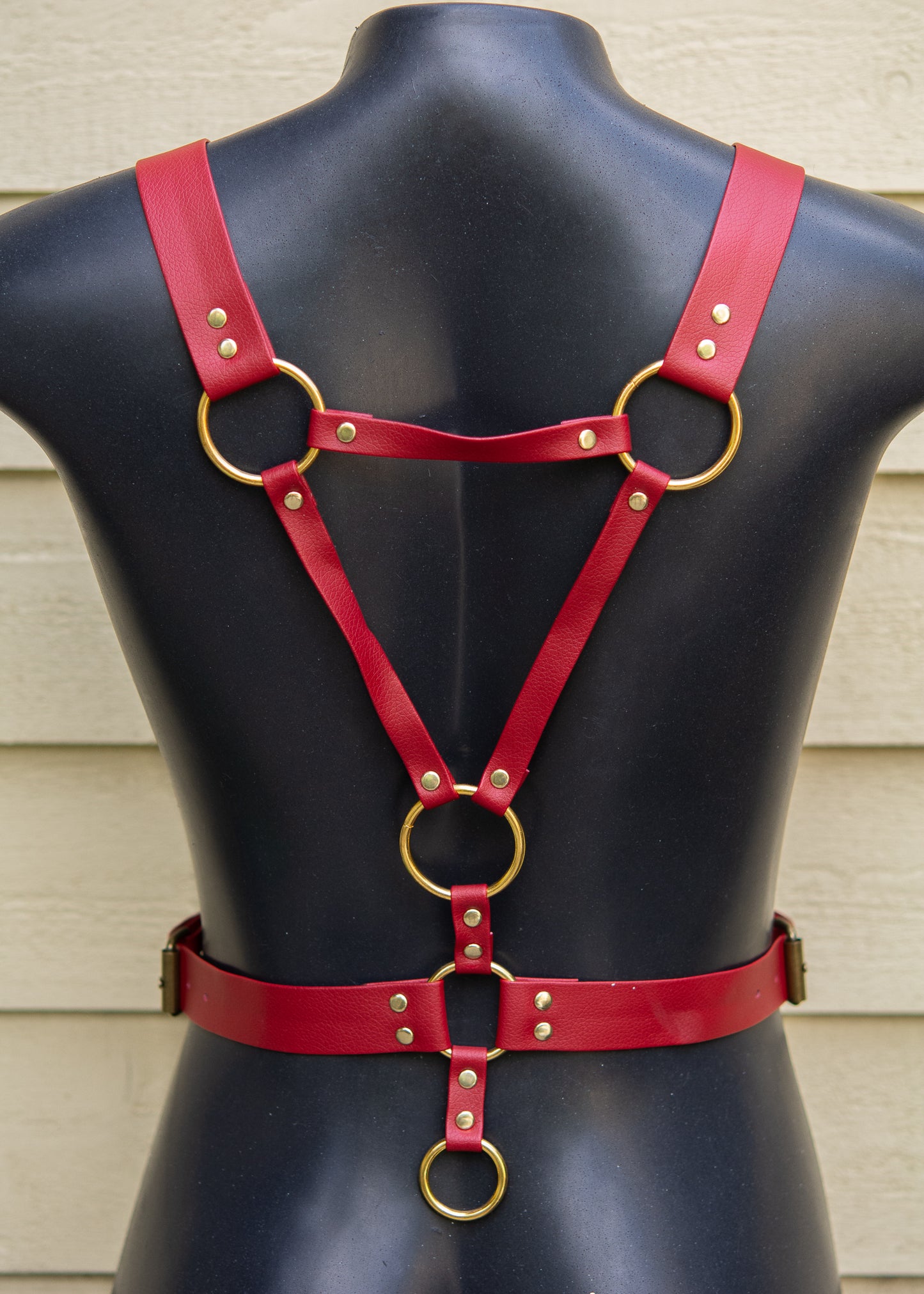 Harnais unisexe en cuir végane rouge avec chaînes en acier inoxydable plaqué or