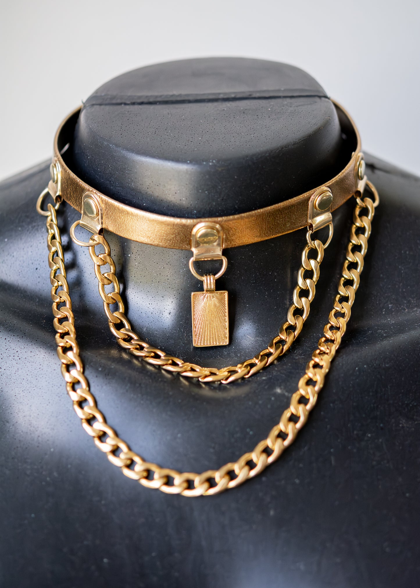 Tour de cou vinyle et acier inoxydable, statement piece pour un look audacieux et affirmé, bohème moderne