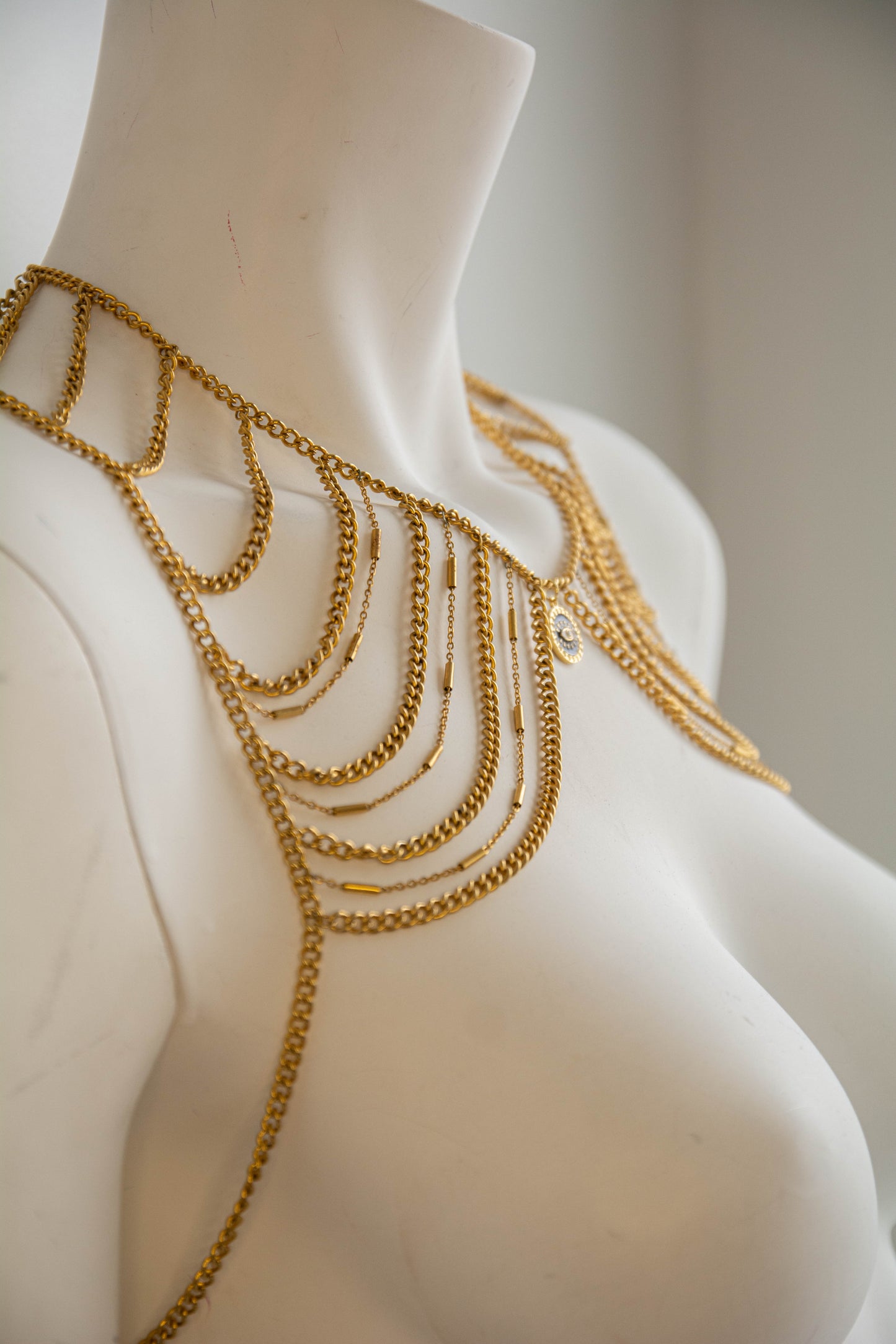 Top collier en acier inoxydable avec pendentif œil en émail et plaqué or 24k, design royal